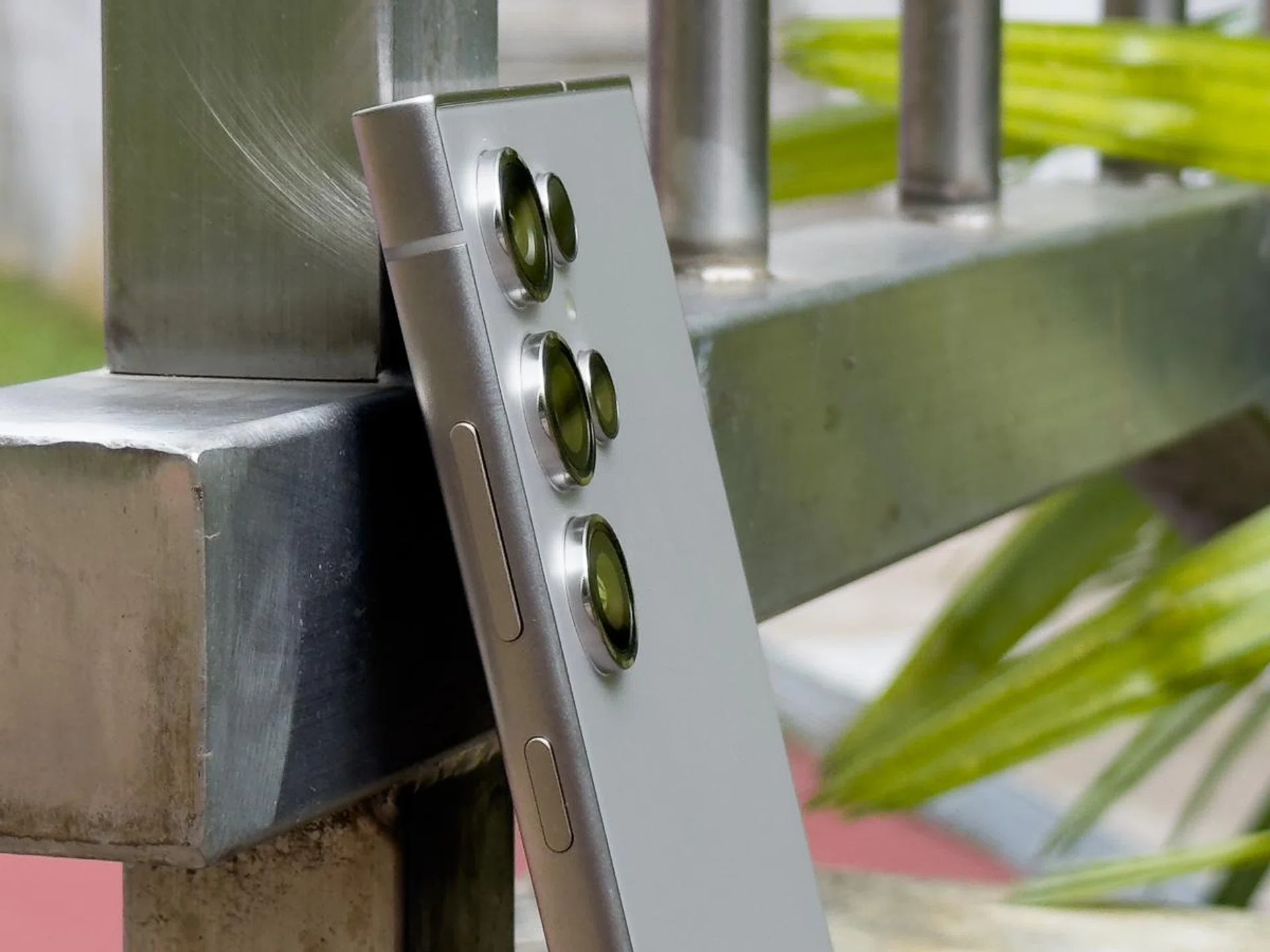 Properly matte rails that withstand oily smudges well.