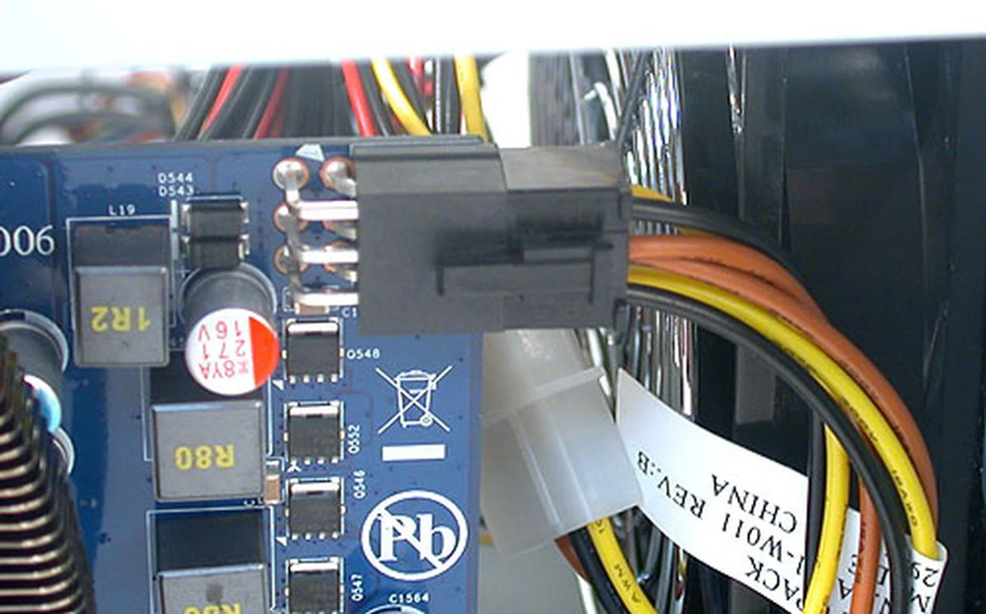 We had to use a Molex-to-PCIe adapter to connect the power from the PSU to the graphics card. It was rather tight inside the casing but there was sufficient room to connect all the cables. 