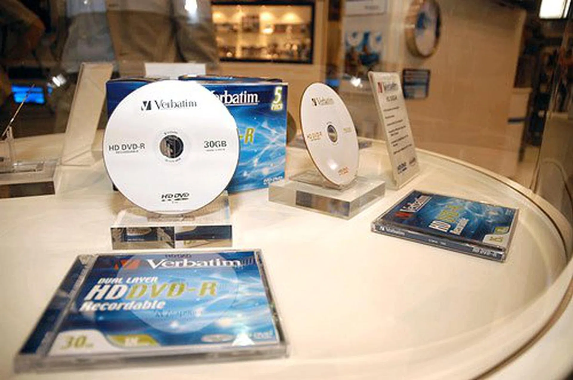 Of course, the highlight is its recordable/rewritable media, including the 15GB HD DVD media (shipping Q4 2006) shown here. Did you know that the HD DVD-R manufacturing process is developed at MKM's Singapore factory - which according to Verbatim, is the location of the world's premier dual layer DVD production facility. Verbatim expects to launch dual layer HD DVD-R 30GB single-sided discs later this year.