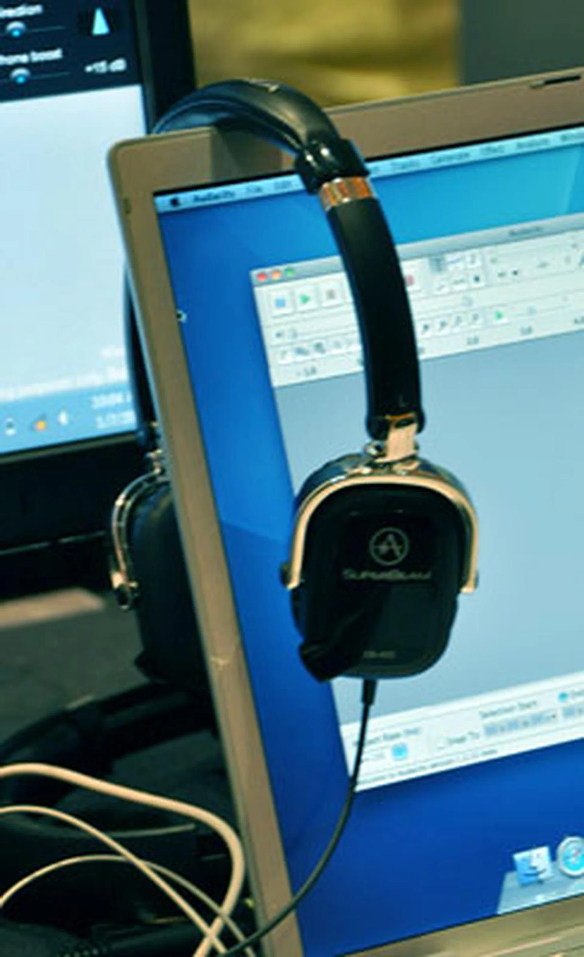 Andrea Electronics has a pretty nifty headset, the SuperBeam headset that does away with boom mikes by relying on stereo array microphones that form a beam towards a person's mouth while ignoring noise outside the beam area. Cool? We thought so.