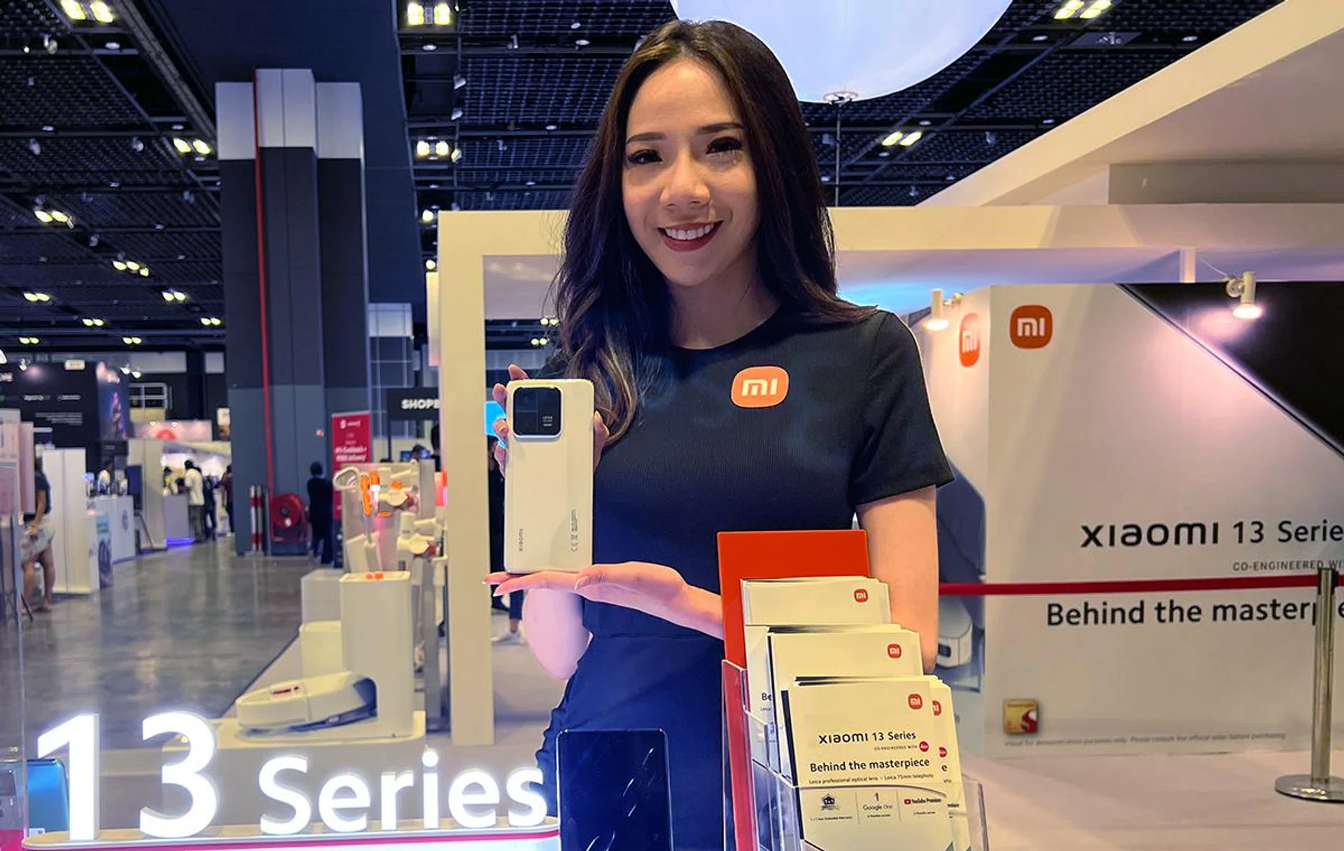 Xiaomi 13 Pro (in hand).