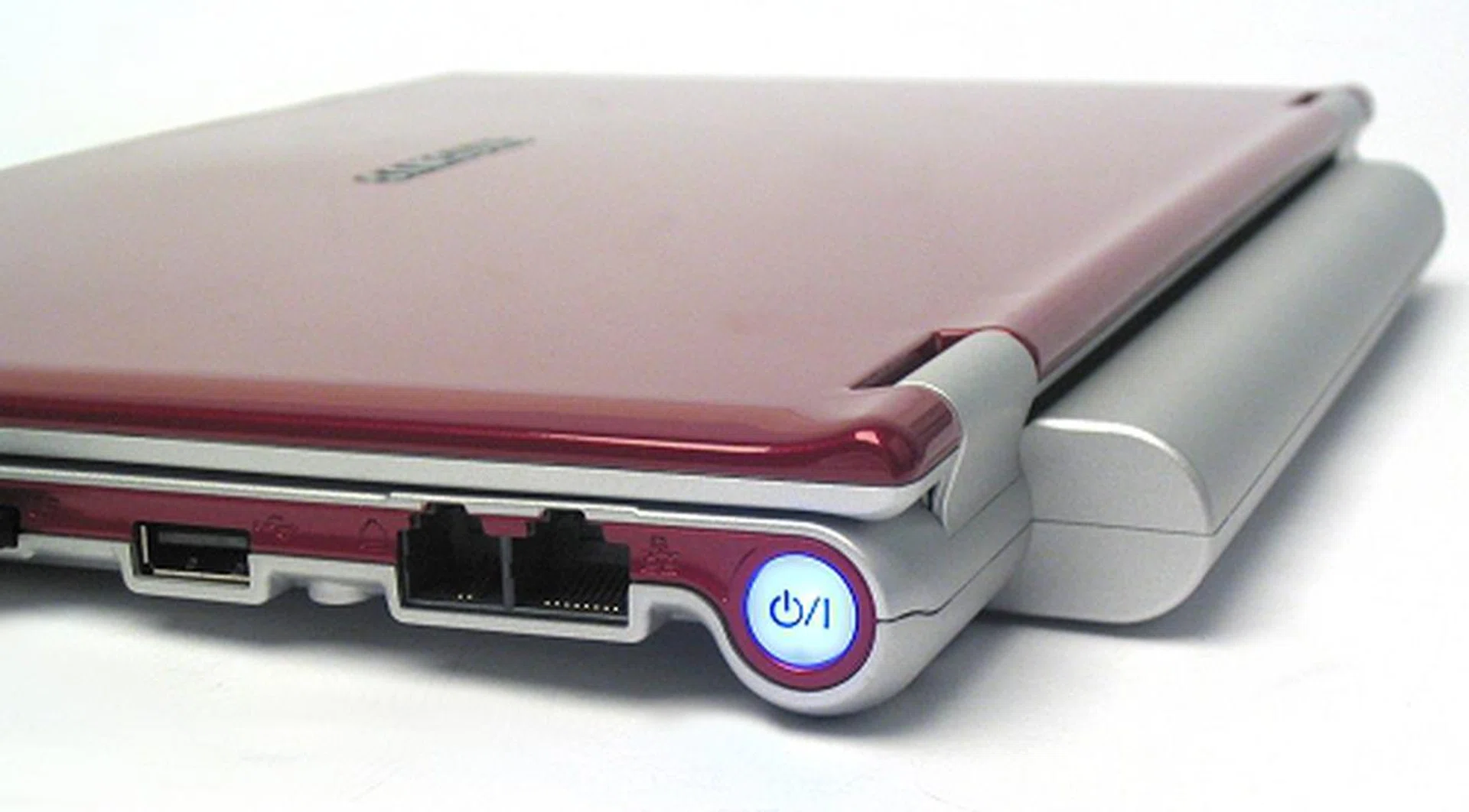 The power button exudes a touch of class as it illuminates to indicate the power status of the Q30.