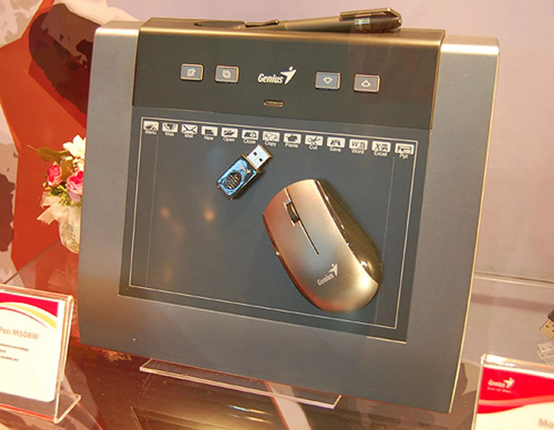 This is the MousePen M508W. It differs by offering 2.4GHz wireless connectivity.