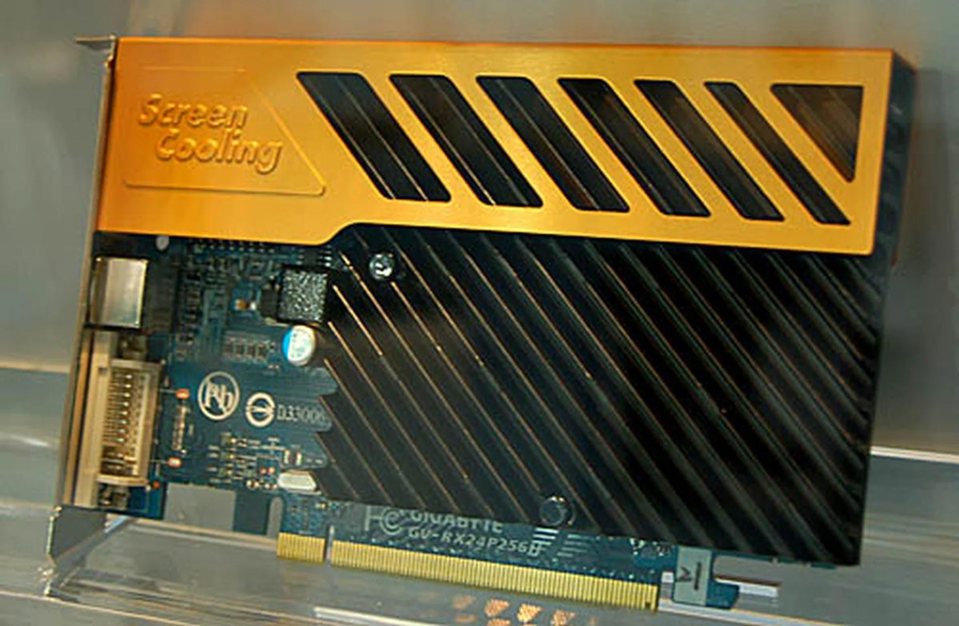  The low-end Radeon HD 2400 PRO looks well paired with a 'screen cooling' system from Gigabyte.  