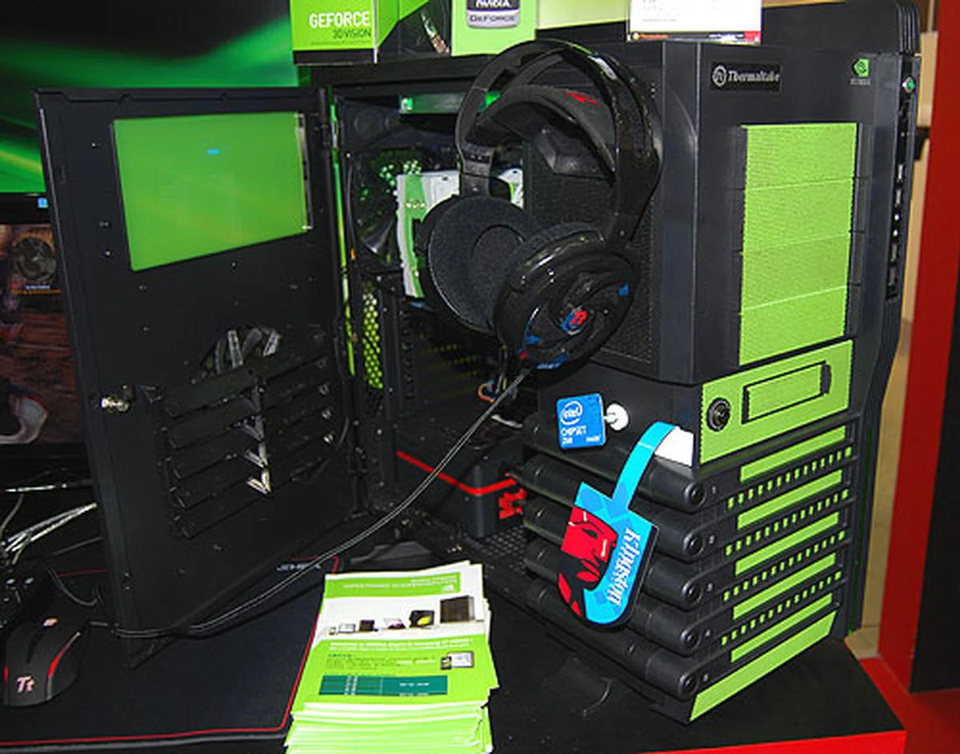 We have seen Thermaltake's Level 10 chassis for a couple of years now but this is the GT version. We're also seeing quite a few distinctive mods of this Level 10 GT model. This version is obviously inspired by NVIDIA. There's even a headtset holder, something that we don't remember seeing on the original. 