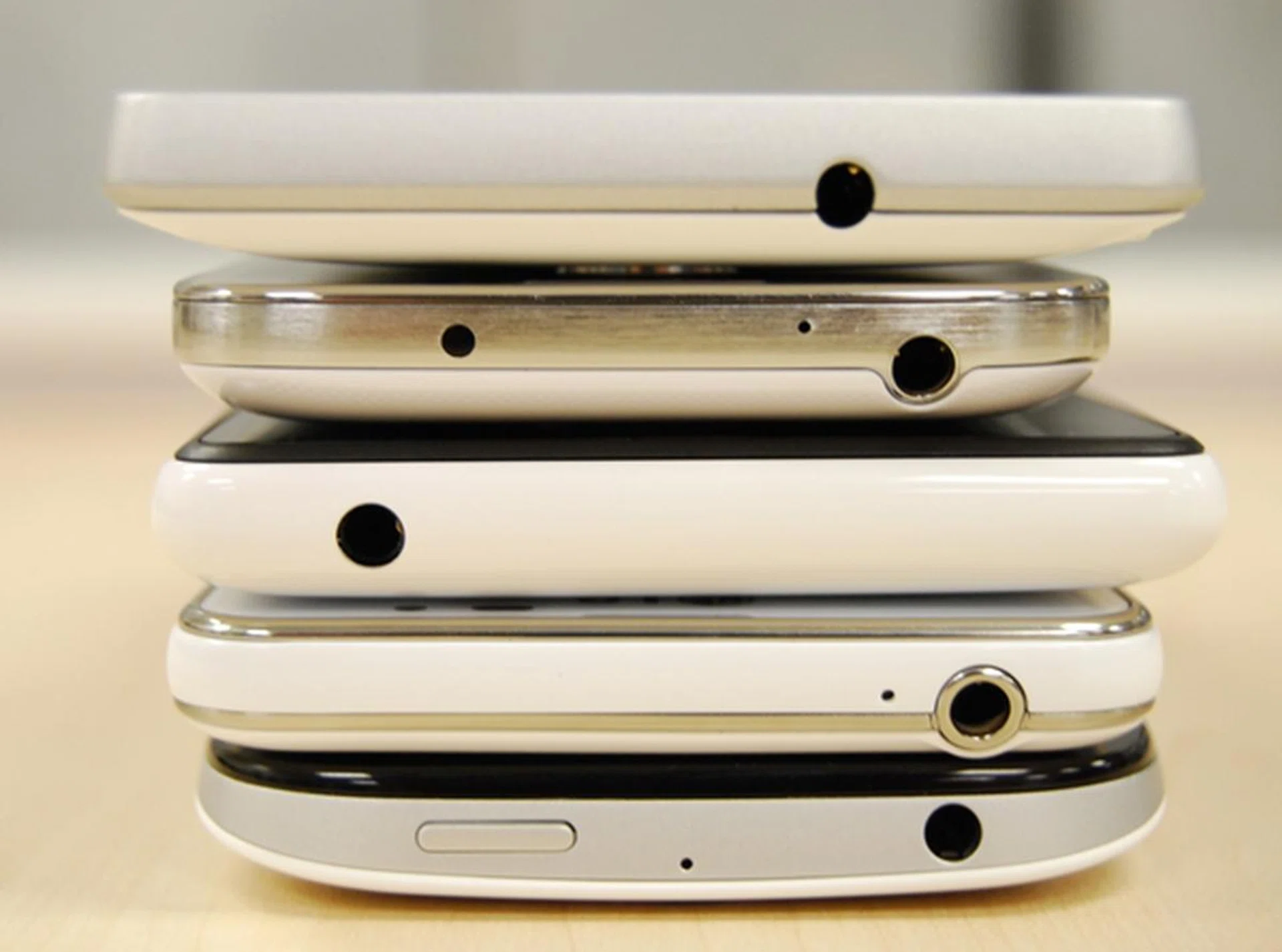 The top view of the five phones. From Top to bottom: Sony Xperia SP, Samsung Galaxy S4 mini, Nokia Lumia 820, LG Optimus F5, HTC One SV.