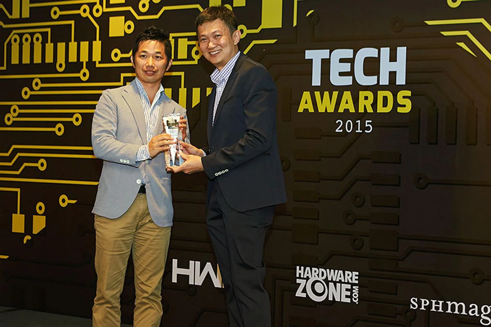 Sony has won three awards, including Editor's Choice for Best Consumer Tablet (8-inch) for its Xperia Z3 Tablet Compact, and Readers' Choice for Best Gaming Console Brand and Best Home Theater Projector Brand. Here's Mr. Tadahiro Fukumoto, General Manager, Visual Presentation Solutions Division, Professional Solutions Company, Sony Electronics Asia Pacific, accepting the award for Best Home Theater Projector Brand.