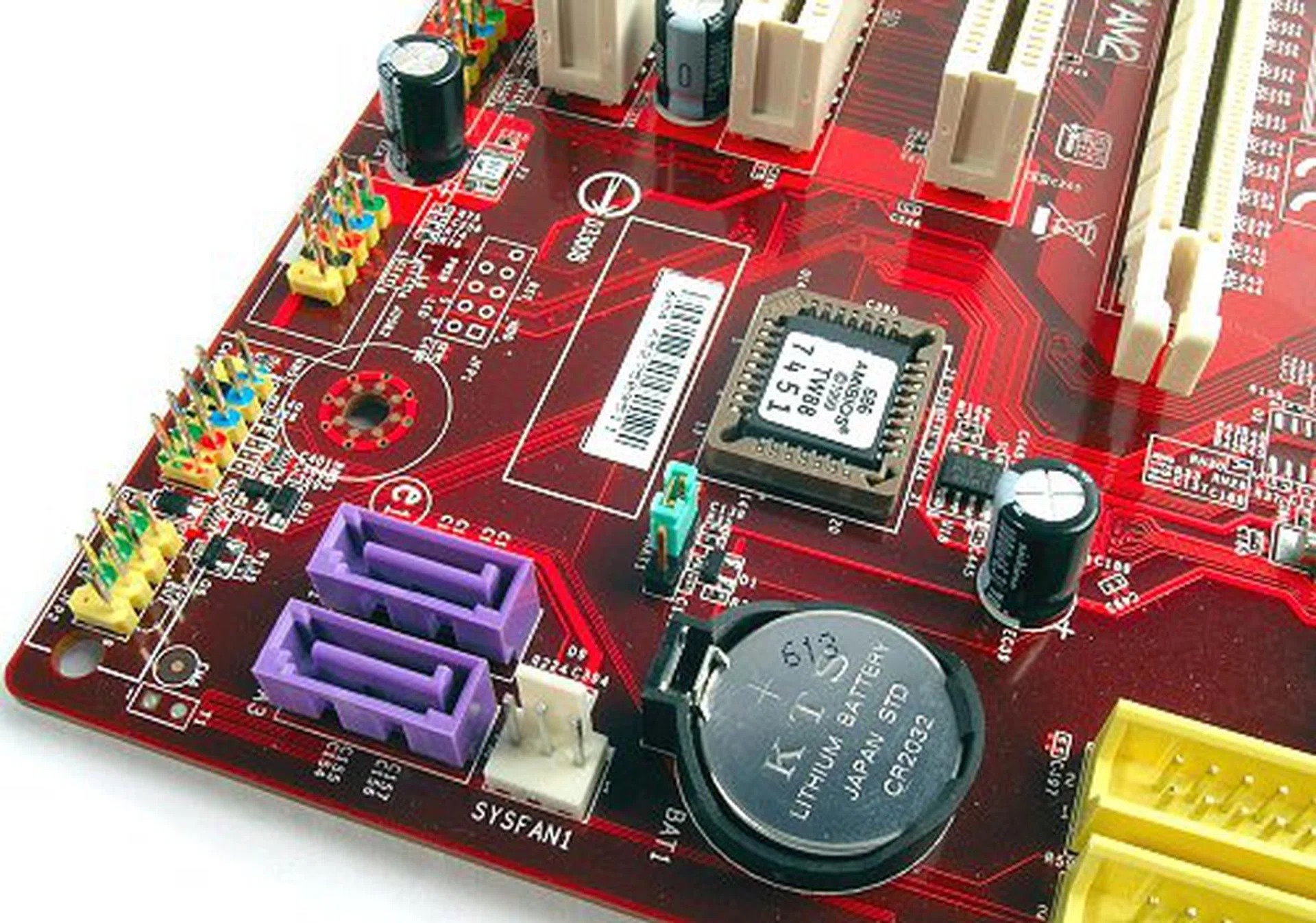Remaining two SATA connectors are located at the bottom. Notice the one and only fan header on the board.