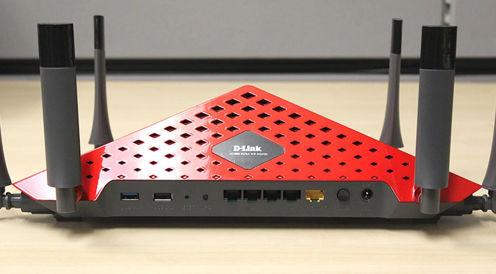 From left to right: USB 3.0 port, USB 2.0 port, reset button, WPS setup button, four Gigabit Ethernet LAN ports, Gigabit Ethernet WAN port, power button and DC-in jack.