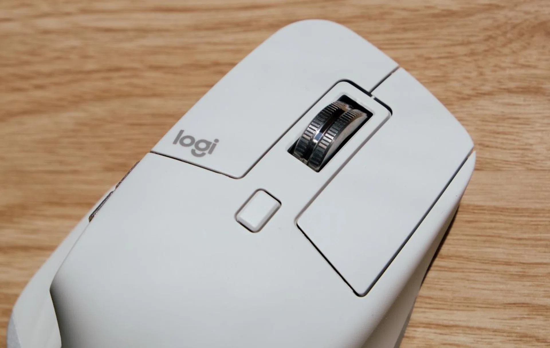 The mouse buttons are indeed very quiet.