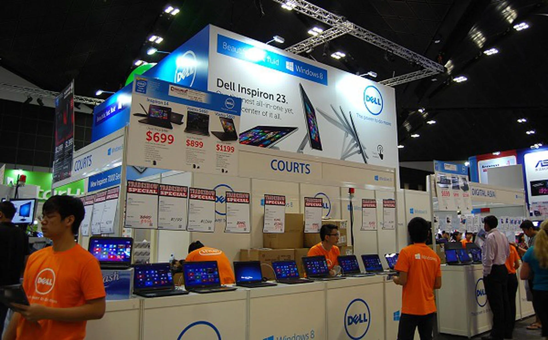 Dell's presence at the show is courtesy of retailers like Newstead and Courts. What's special? We show you a few deals.