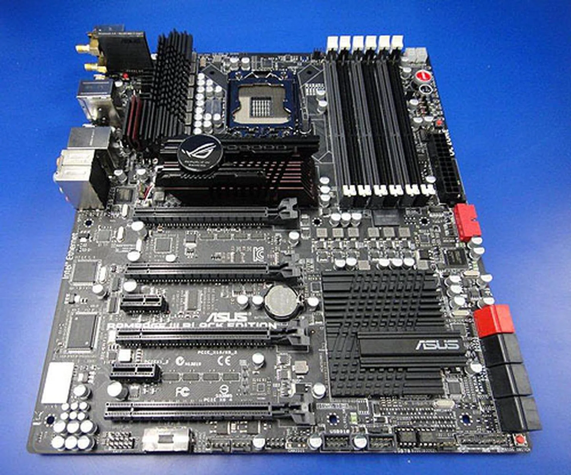 Black and red has always been the choice of colors for ASUS' Republic of Gamers series, but ASUS is turning up the black in this 'Black Edition'. 