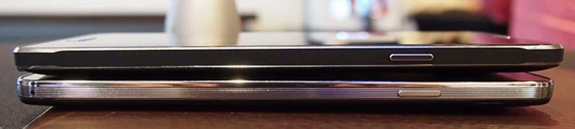 Comparing the sides of the devices. <br> Top: Samsung Galaxy Note 4. Bottom: Samsung Galaxy Note 3.