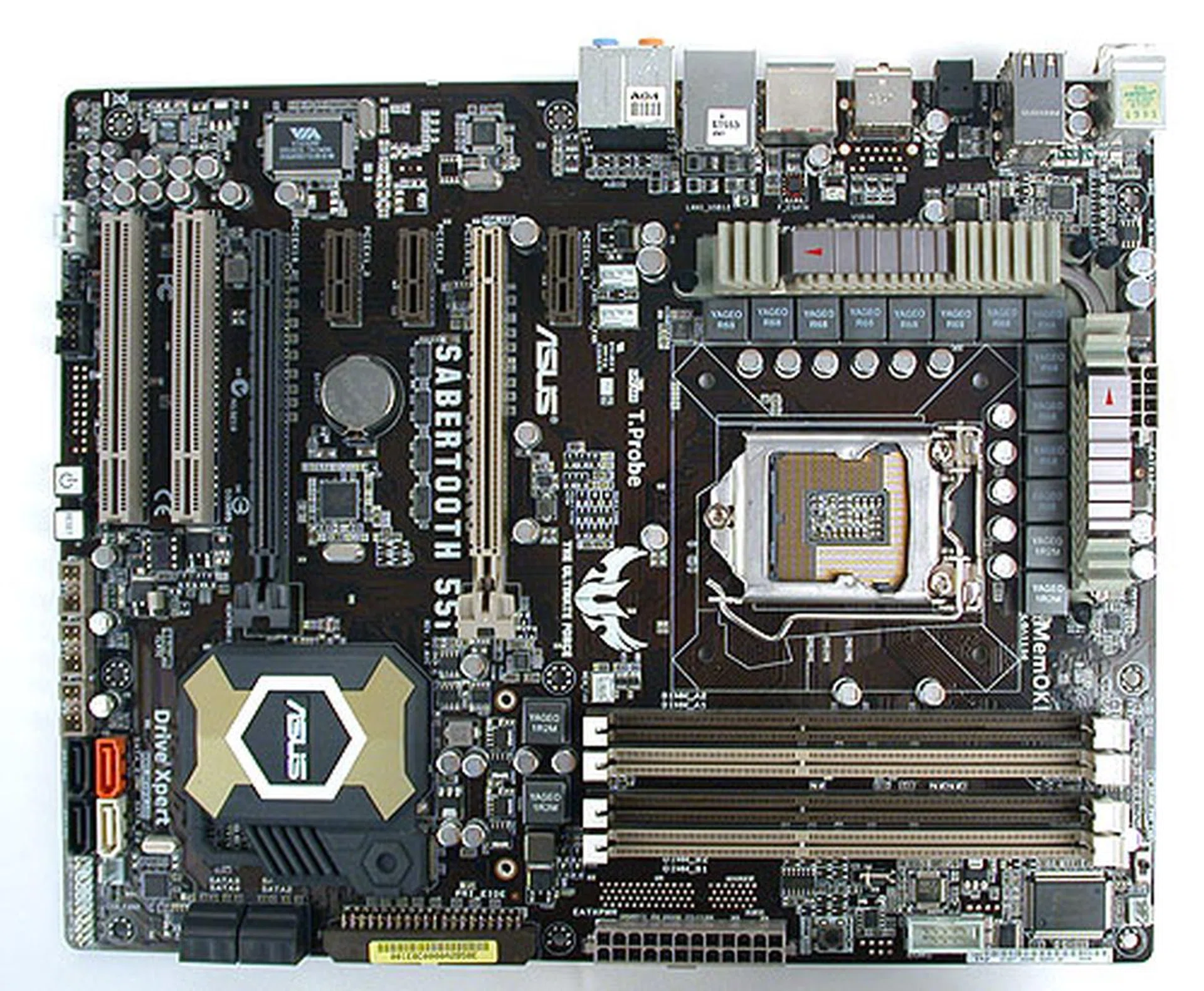 Going with the rugged theme, the ASUS SABERTOOTH 55i is decked in fatigue colors of grays and browns.