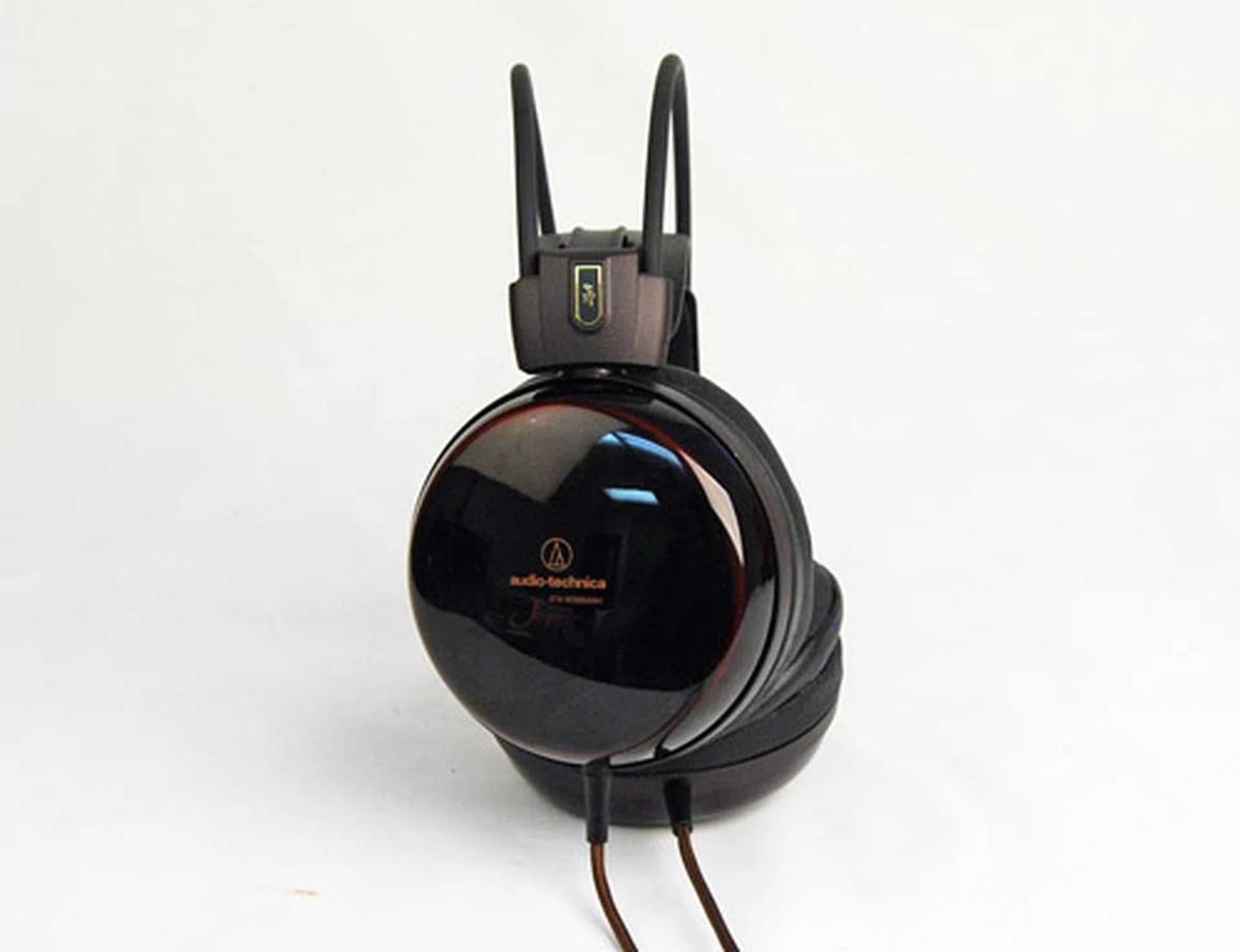 Cherry wood has a bright tone with sharp attack characteristics. Do these traits help the ATH-W3000ANV out with our audio test suite?