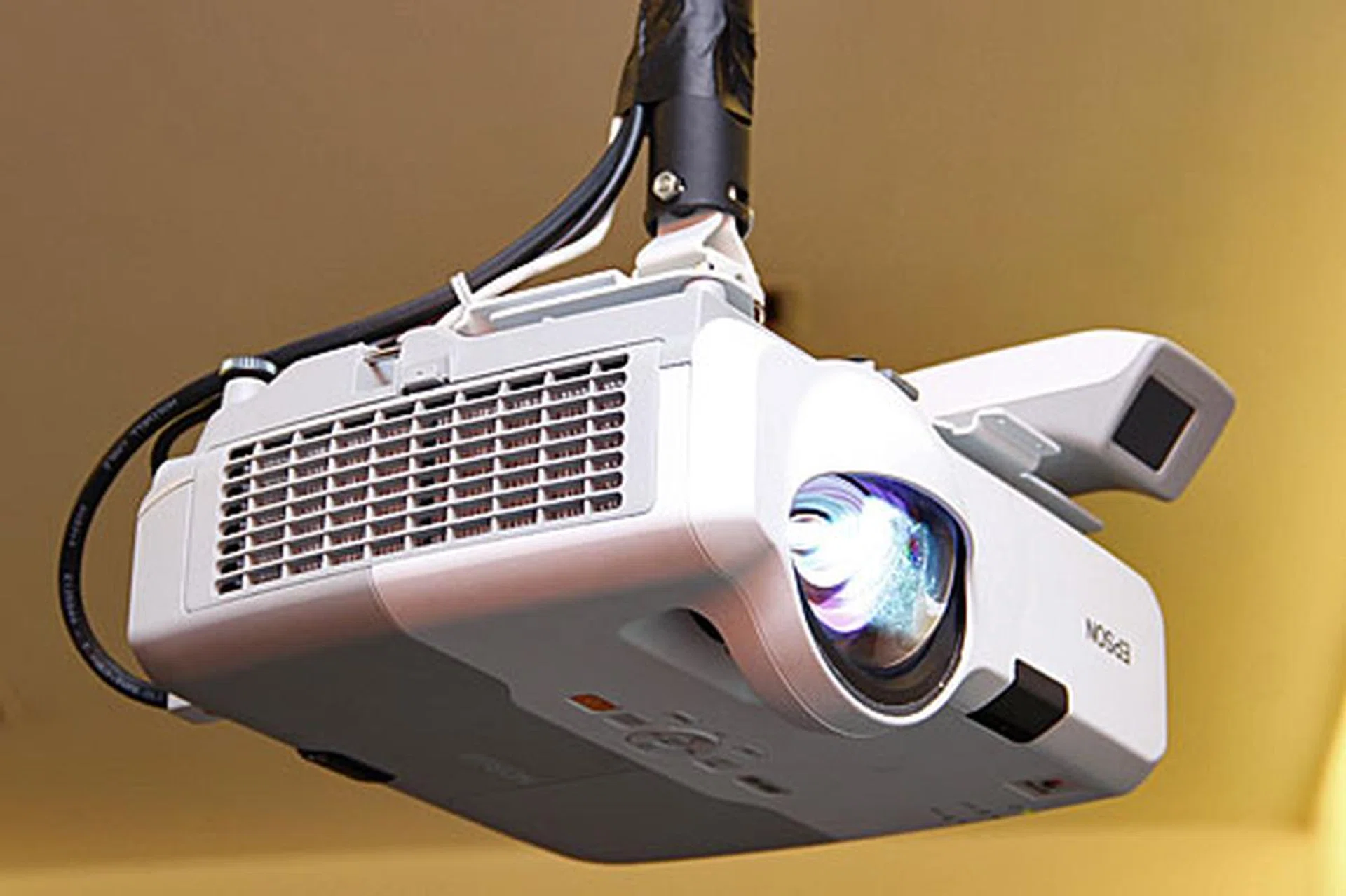 The WXGA EB-425W and EB-435W are two new short throw projectors capable of a 60-inch projection from about 61cm away. Brightness is rated at 2,500lm and 3,000lm respectively.