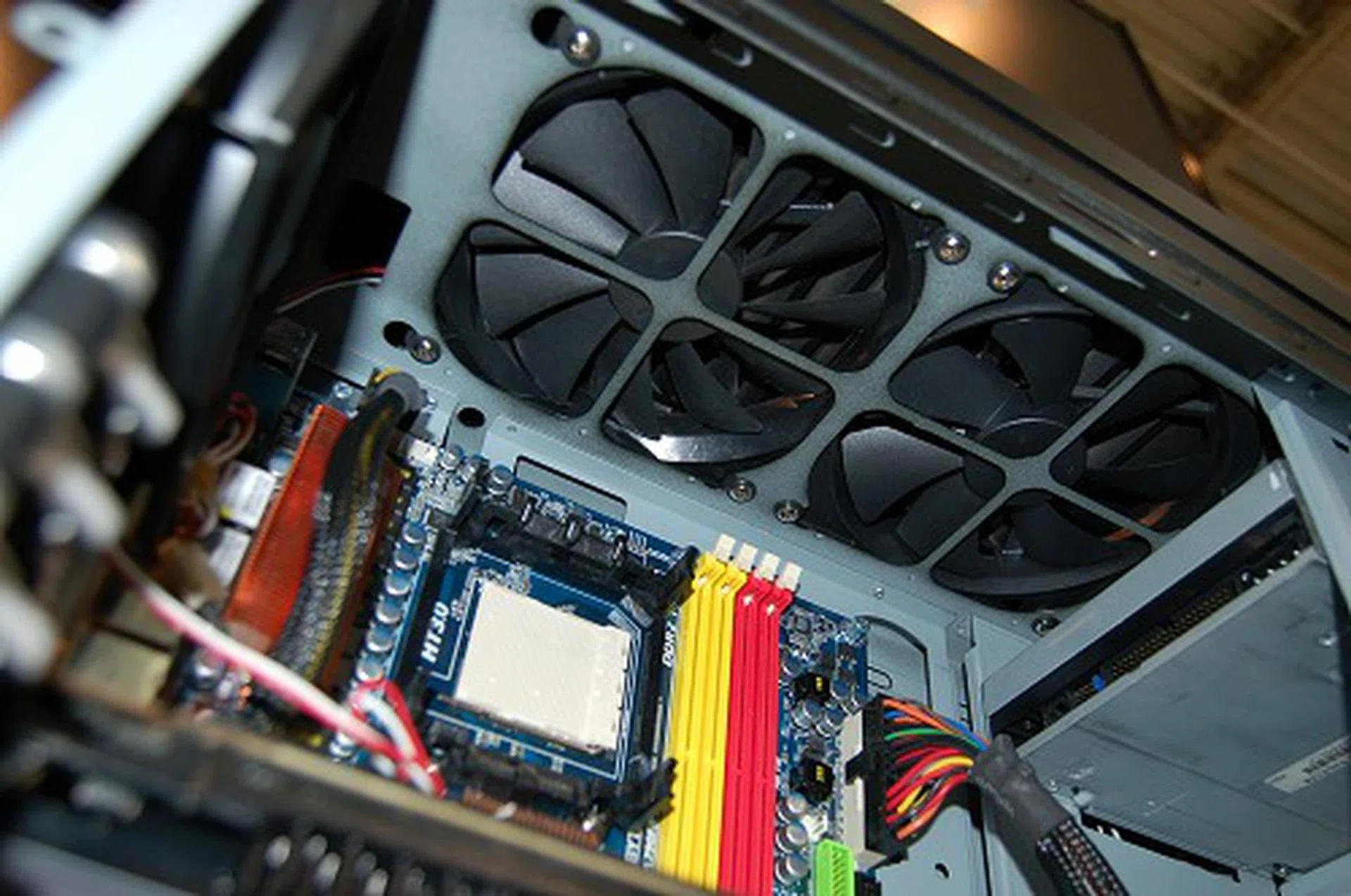  Dual 140mm top fans.  