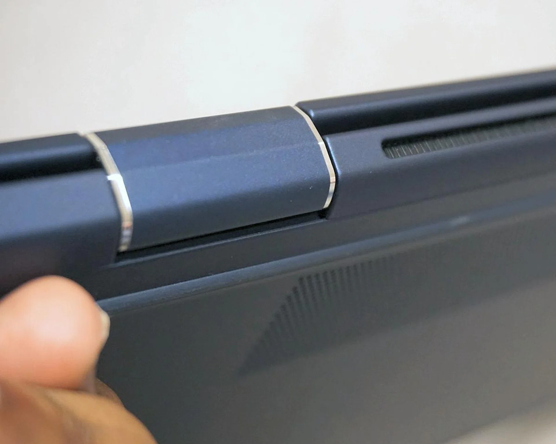 Sturdy hinges that give the Elite Dragonfly all the plus points of having a convertible notebook, but without the added weight and handling concerns.