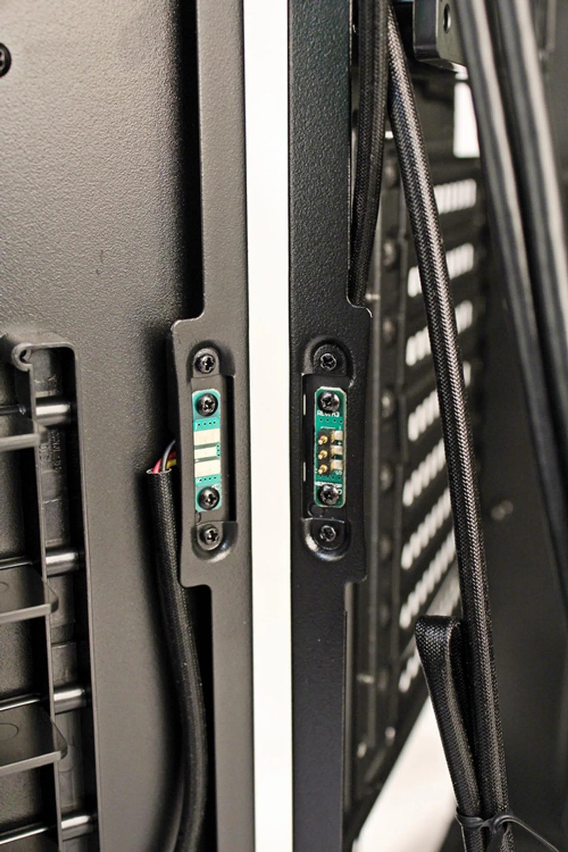 The electrical contact that when closed, will supply power to the side 230mm cooling fan. It also allows for control of the fan from the top fan control buttons.