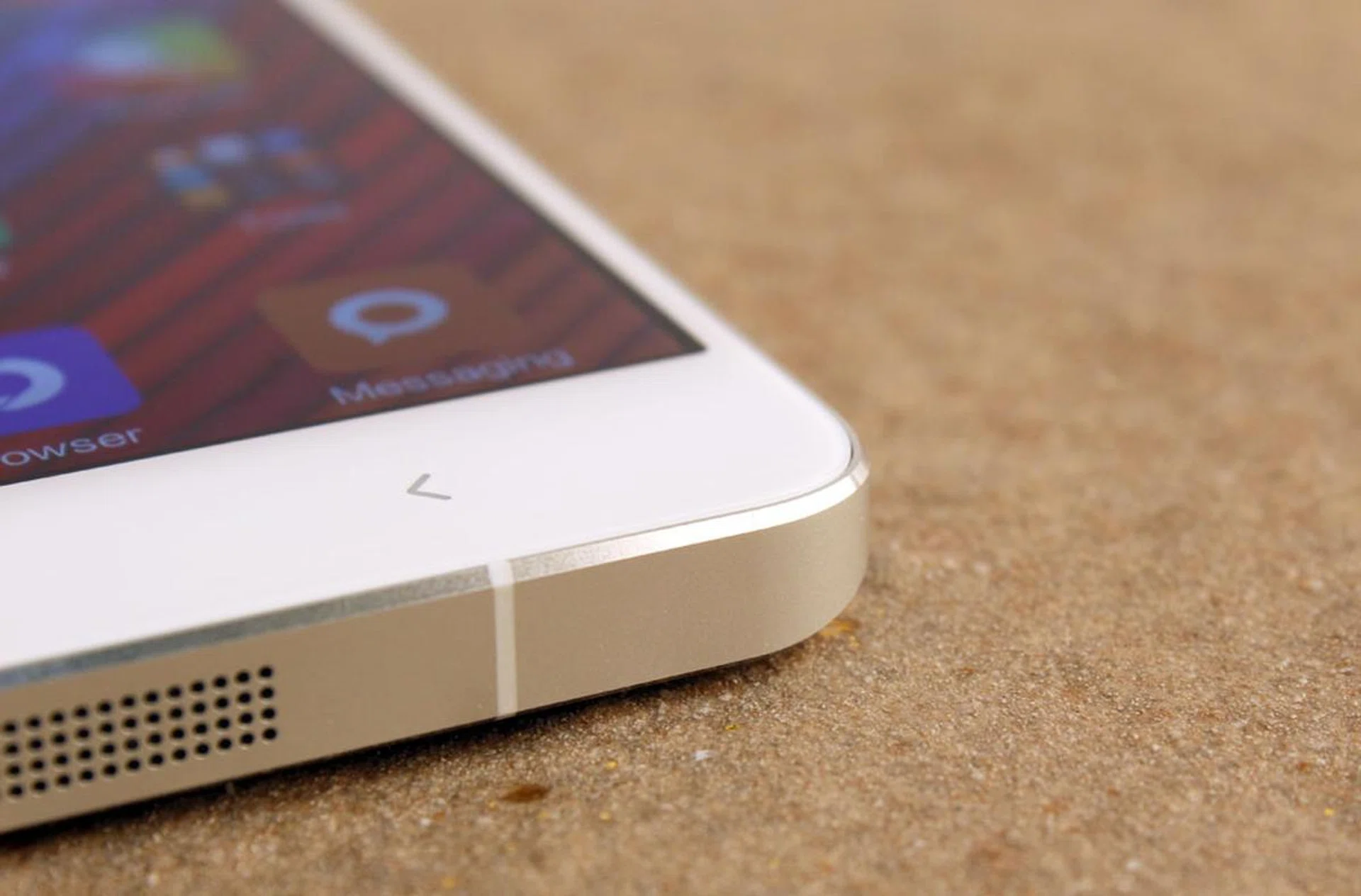 The front glass curves slightly at the edge, but it's not as obvious as it is on the iPhone 6 Plus, as that curve runs under the chamfered bezel.