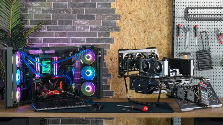 Two examples of how to build a PC using Cooler Master's MasterFrame 700 case