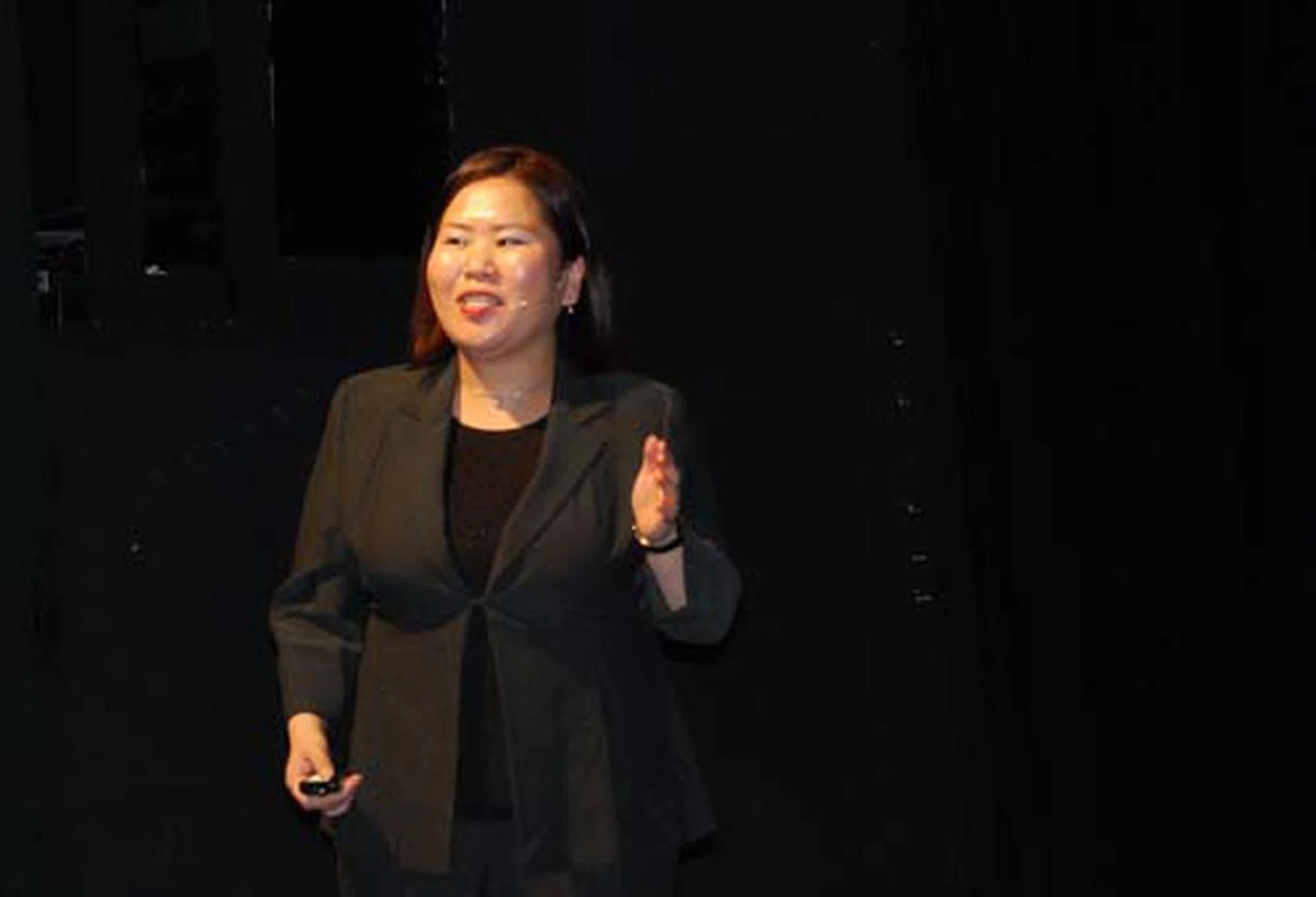 Ms Hiroko Okada of Sony's Product Communication Group introducing the new VAIO E and VAIO Z models to the audience at the launch. She also explained the new design philosophy of the notebooks that's now standardized across the range. Expect to see a palm rest, the usual cylinder hinge and chiclet keyboards on the notebooks.