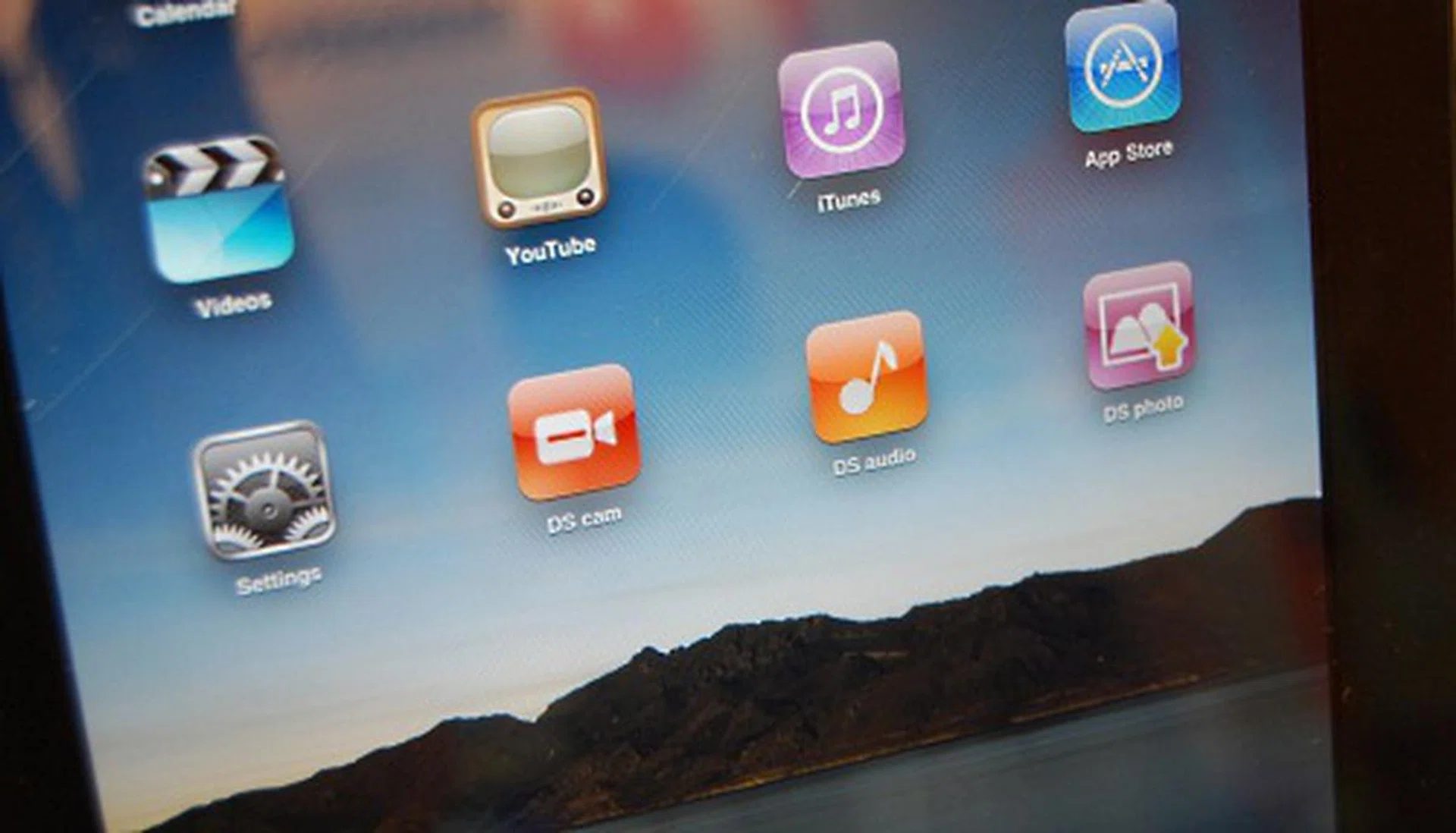Synology has a couple of apps for those on iPhone/iPod platforms; here the apps are installed on a iPad, allowing the streaming of media including music and images from a Synology NAS over LAN or the internet.