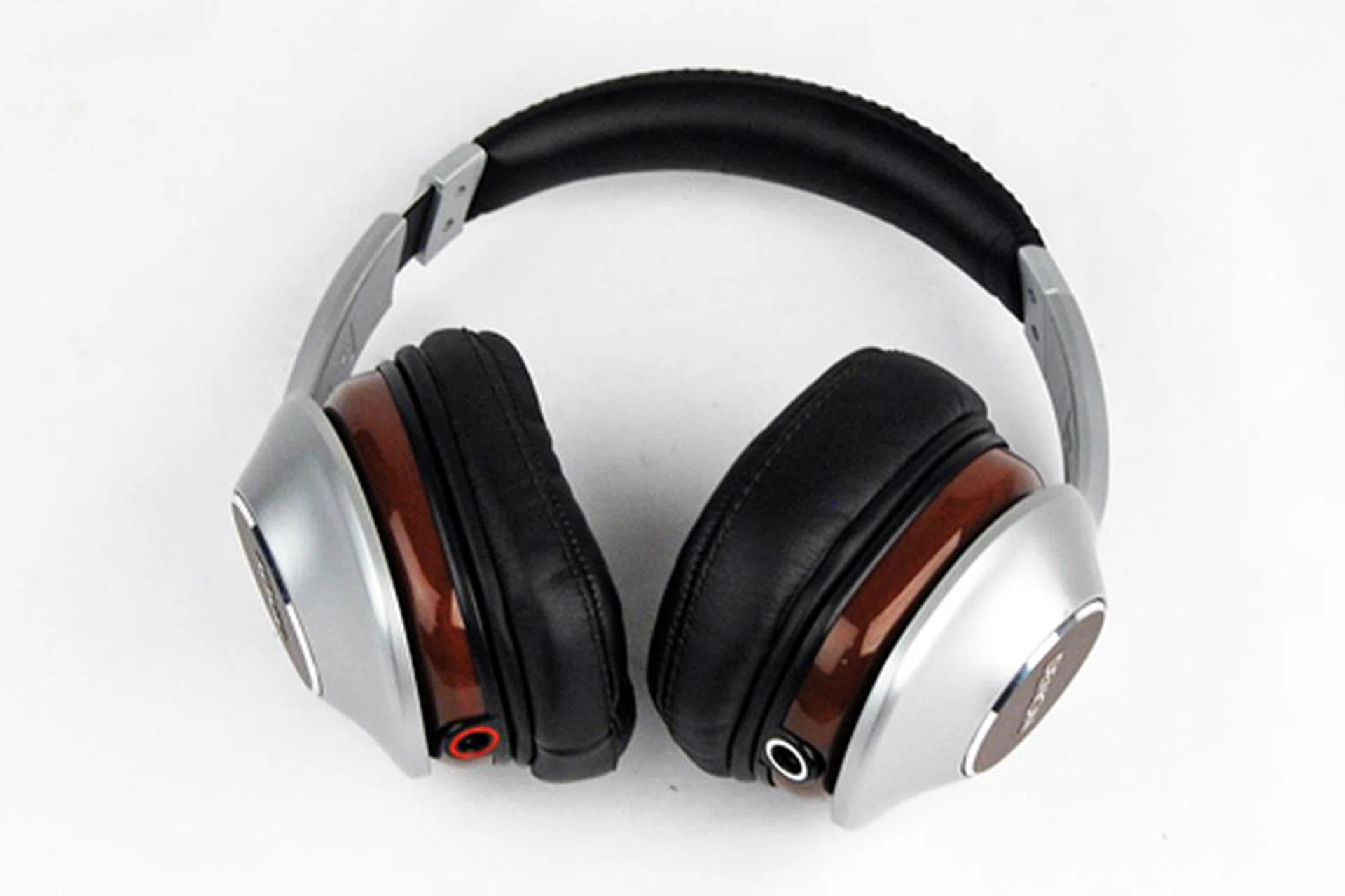 The AHD-7100 is Denon's premium offering for audiophiles from their Music Maniac series.