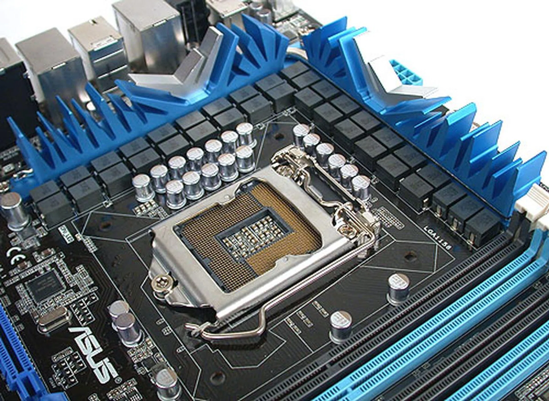 ASUS has gone with newer, more costly ferrite core chokes for its 32+3-phase hybrid power design. 32 for the processor and 3 for the memory controller in the CPU.