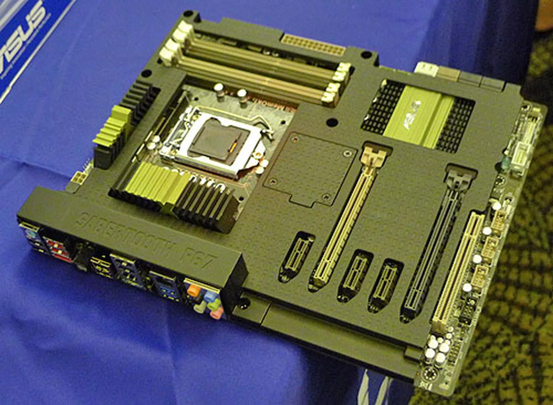 This is the future of TUF, ASUS' military grade motherboard series. The upcoming P67 based Sabertooth features a cooling system inspired by vents. Or you could say they took some ideas from coolers on graphics cards, where the movement of air is directed in an optimal way through the board using an enclosed vent system. Hence, the mostly plastic ventilation guide covers most of this board, with only the connectors and slots exposed.
