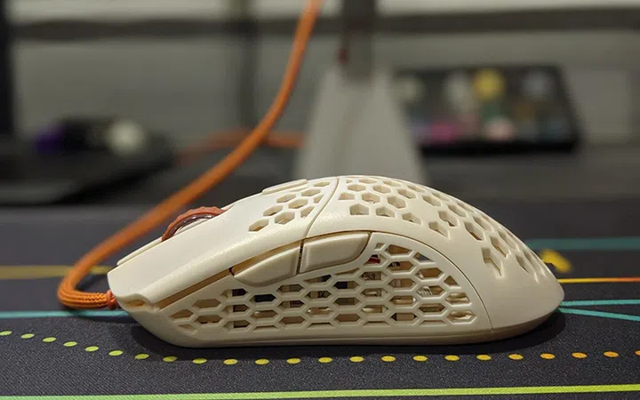 The low overall height of the mouse makes it quite suitable for claw grippers.