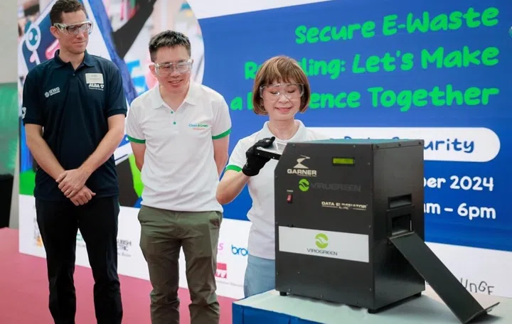 From right: Senior Minister of State Amy Khor, National Environment Agency CEO Wong Kang Jet, and Alba's Mr Jakob Lambsdorff. Photo: ST Photo