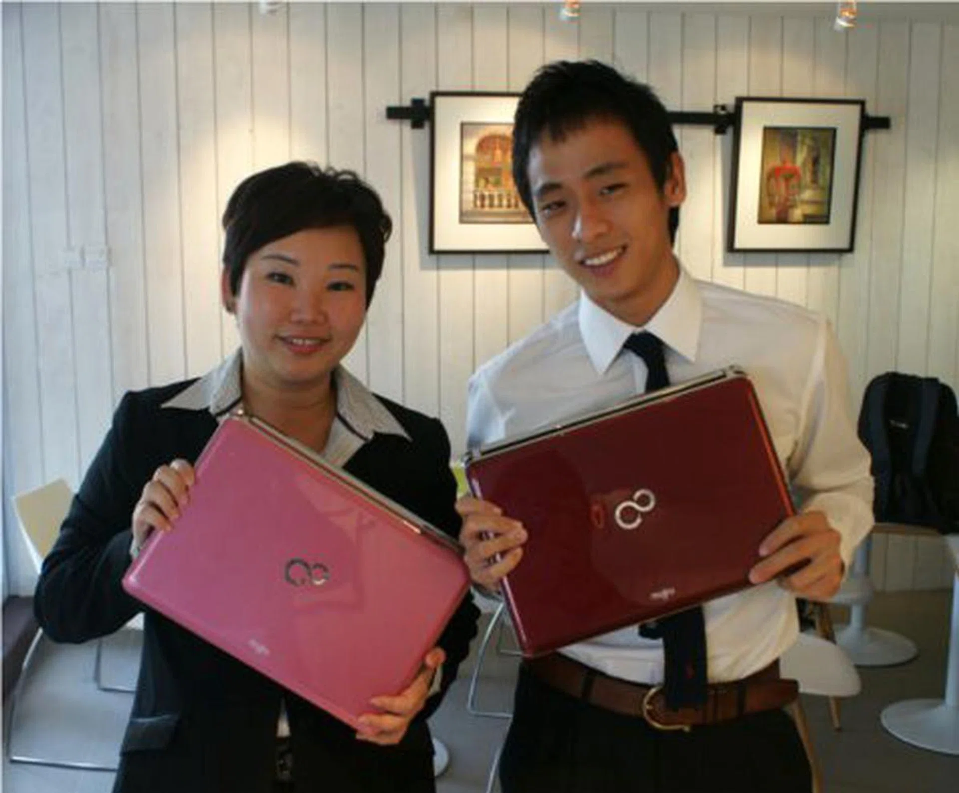 The LH531 comes with three color options red, pink and black.