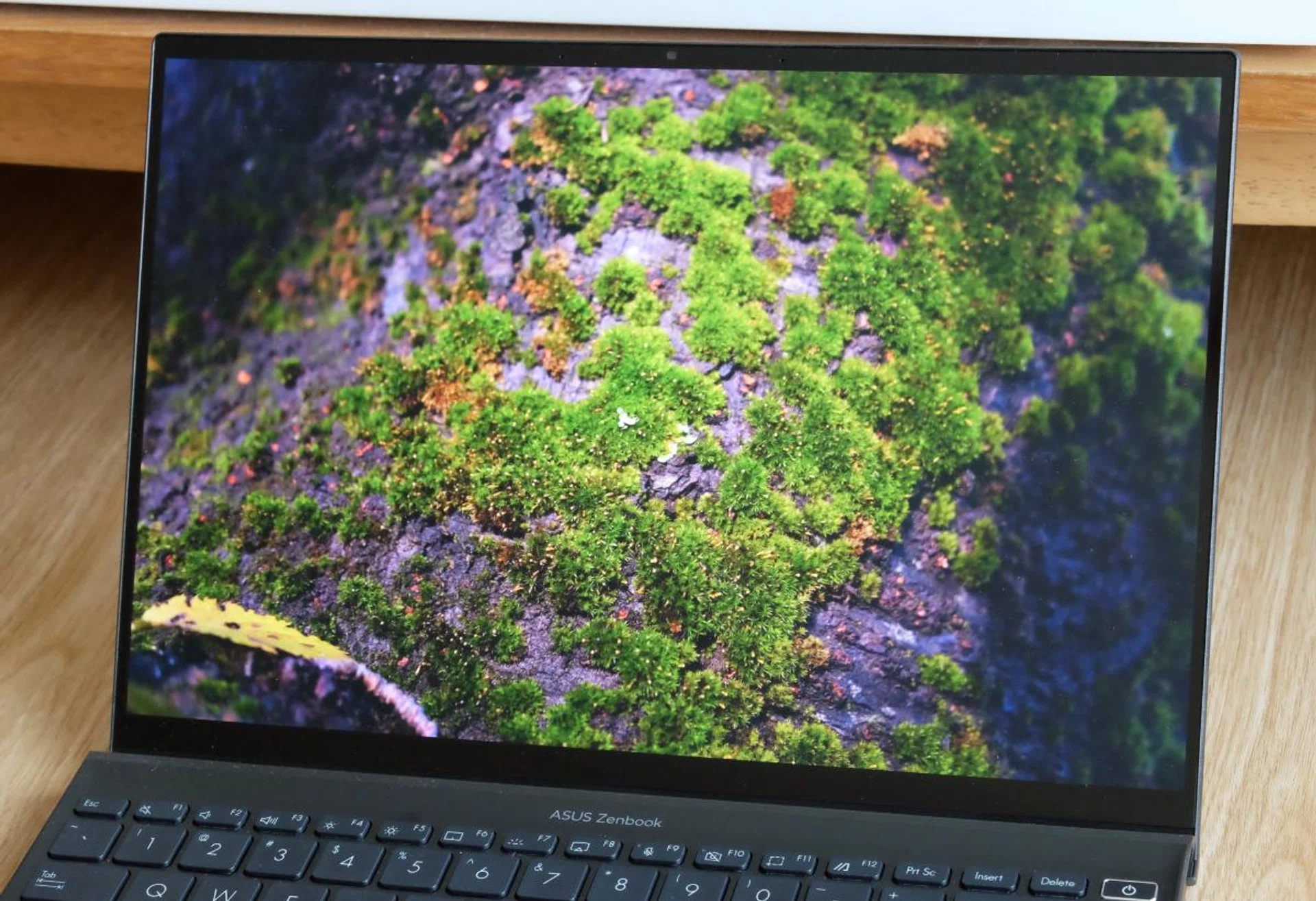 Predictably, the OLED display looks great.