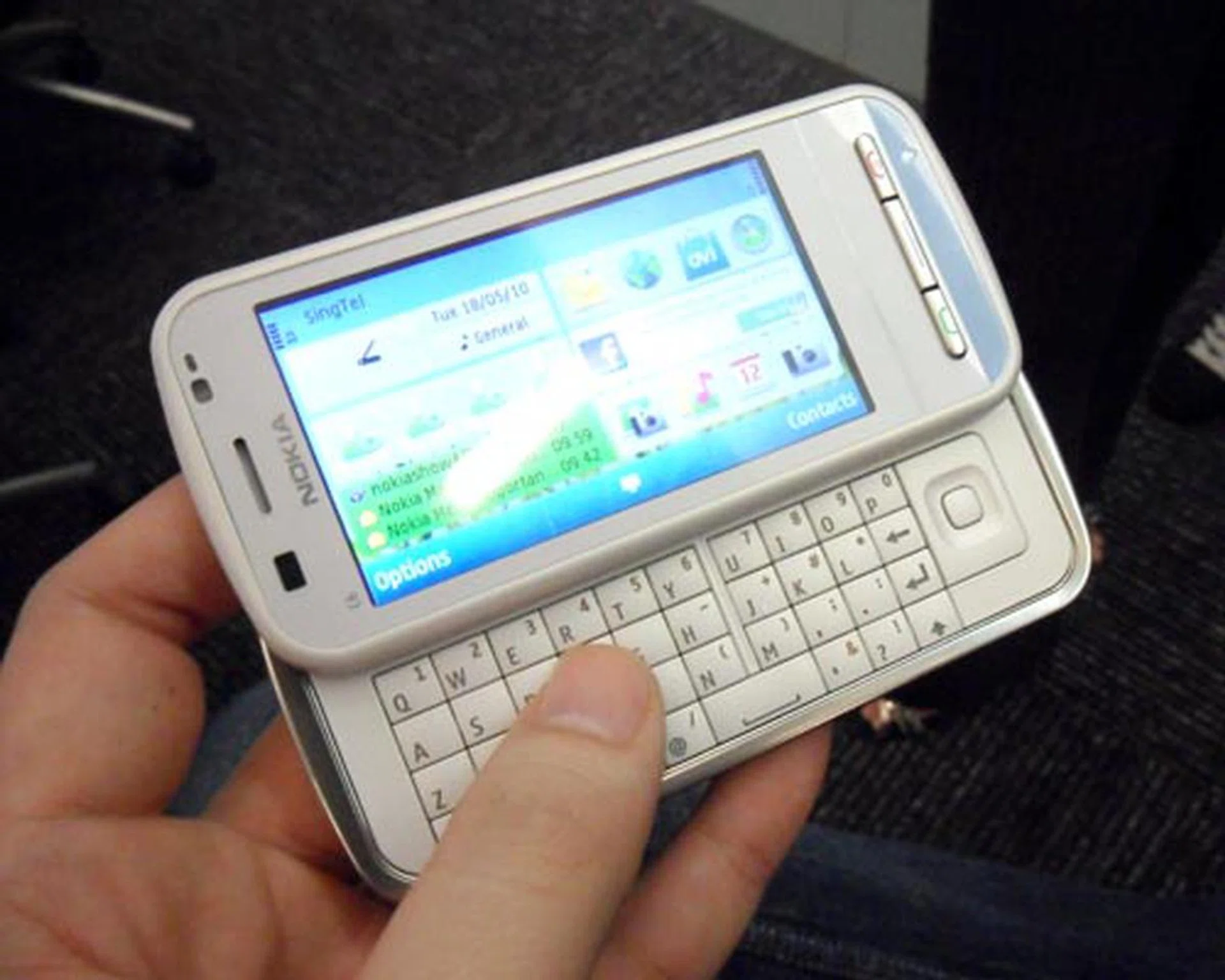 The Nokia C6 shares a similar form factor to the Nokia N97 and N97 mini, right down to the QWERTY keyboard. Available colors for the C6 includes black and white.