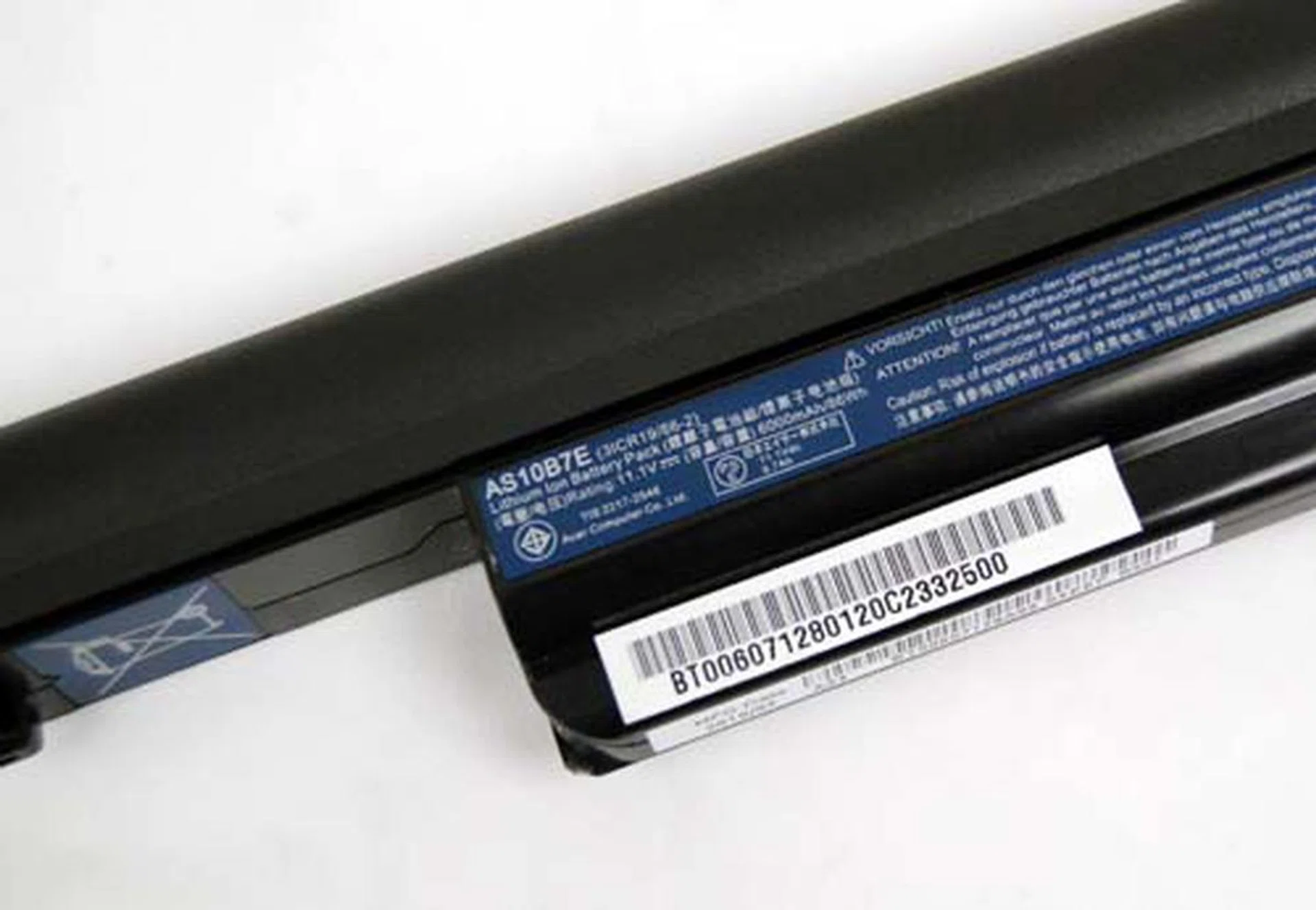 Powering the Acer Aspire Timeline X 4820TG is this 11.1V, 6000mAh battery that's actually slightly more powerful than the battery found on the first generation Timeline model.