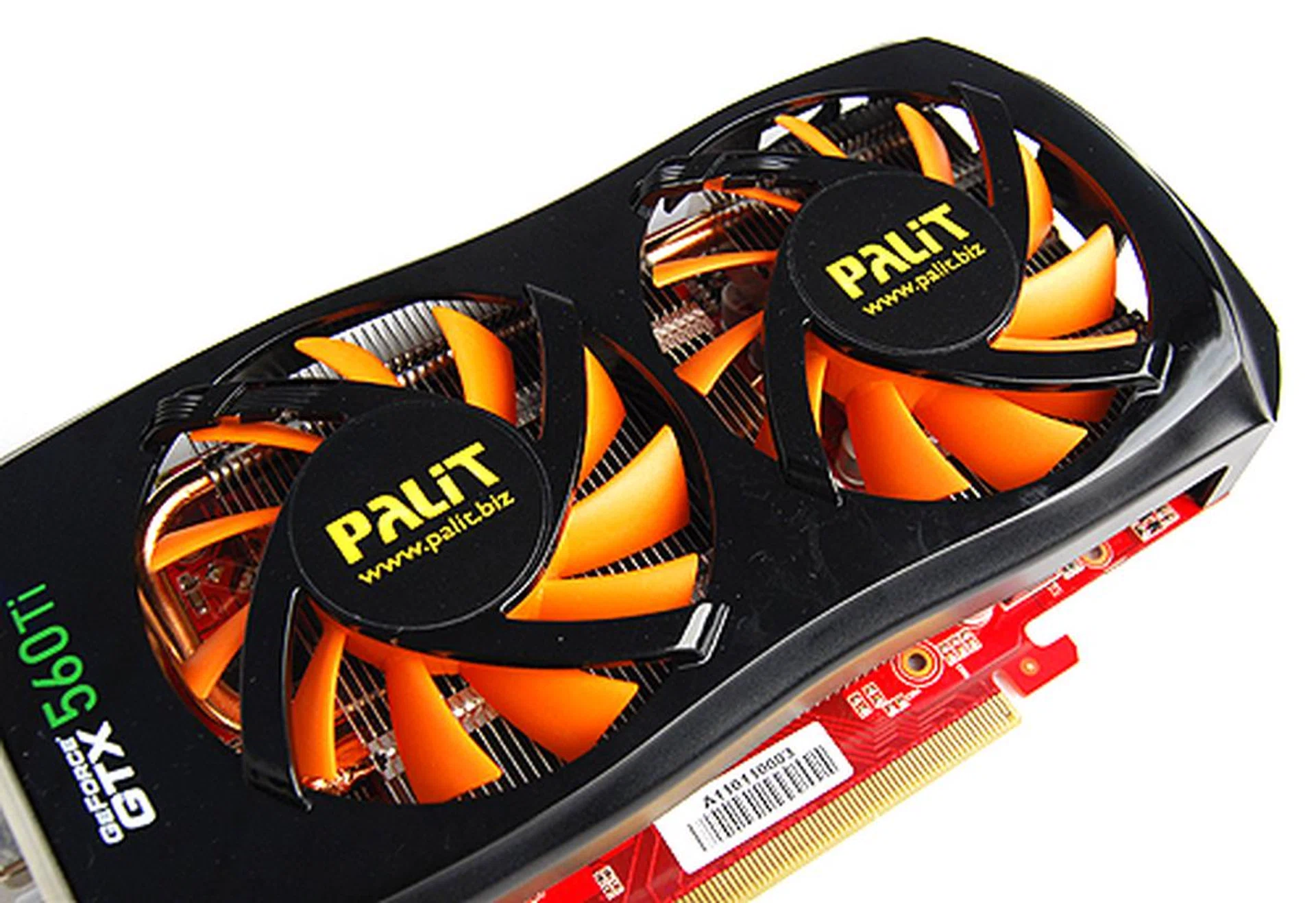 Apart from the two cooler fans, the card also has a copper heatsink core which dissipates heat quickly to the two aluminum heatsink arrays.