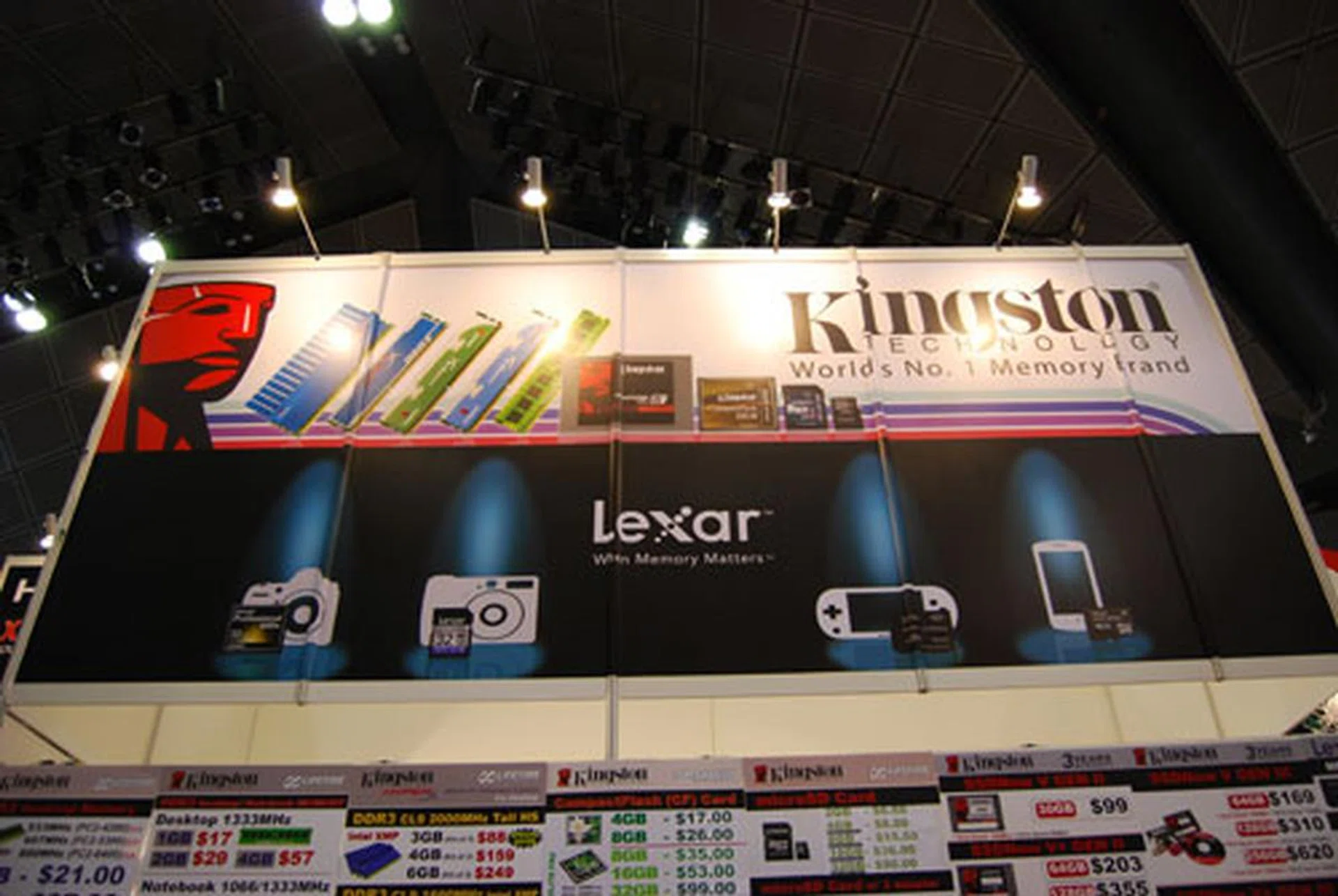 Located at level 6, the Convergent booth is a great place for photographers to hunt for more CF and SD cards. For the PC enthusiasts, there's also some solid state drives and PC memory for you to upgrade your PC or laptop.