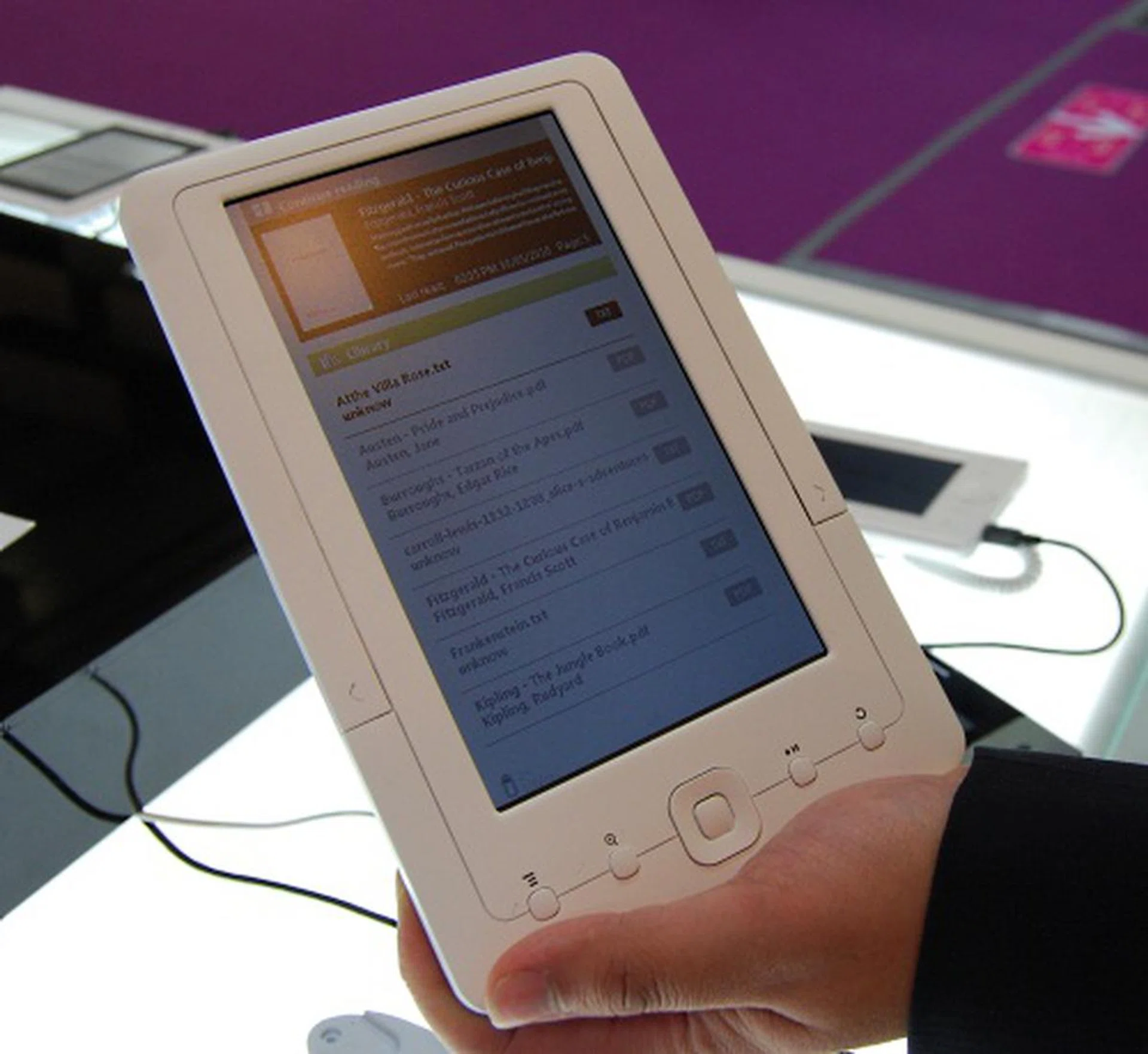 Instead of using E Ink, the 7-inch BK7002 uses a TFT LCD panel and is powered by a 400MHz ARM CPU. Battery life is accordingly reduced, with a max of 8 hours for ebook, though audio playback can be extended to 40 hours if the backlight is turned off. 