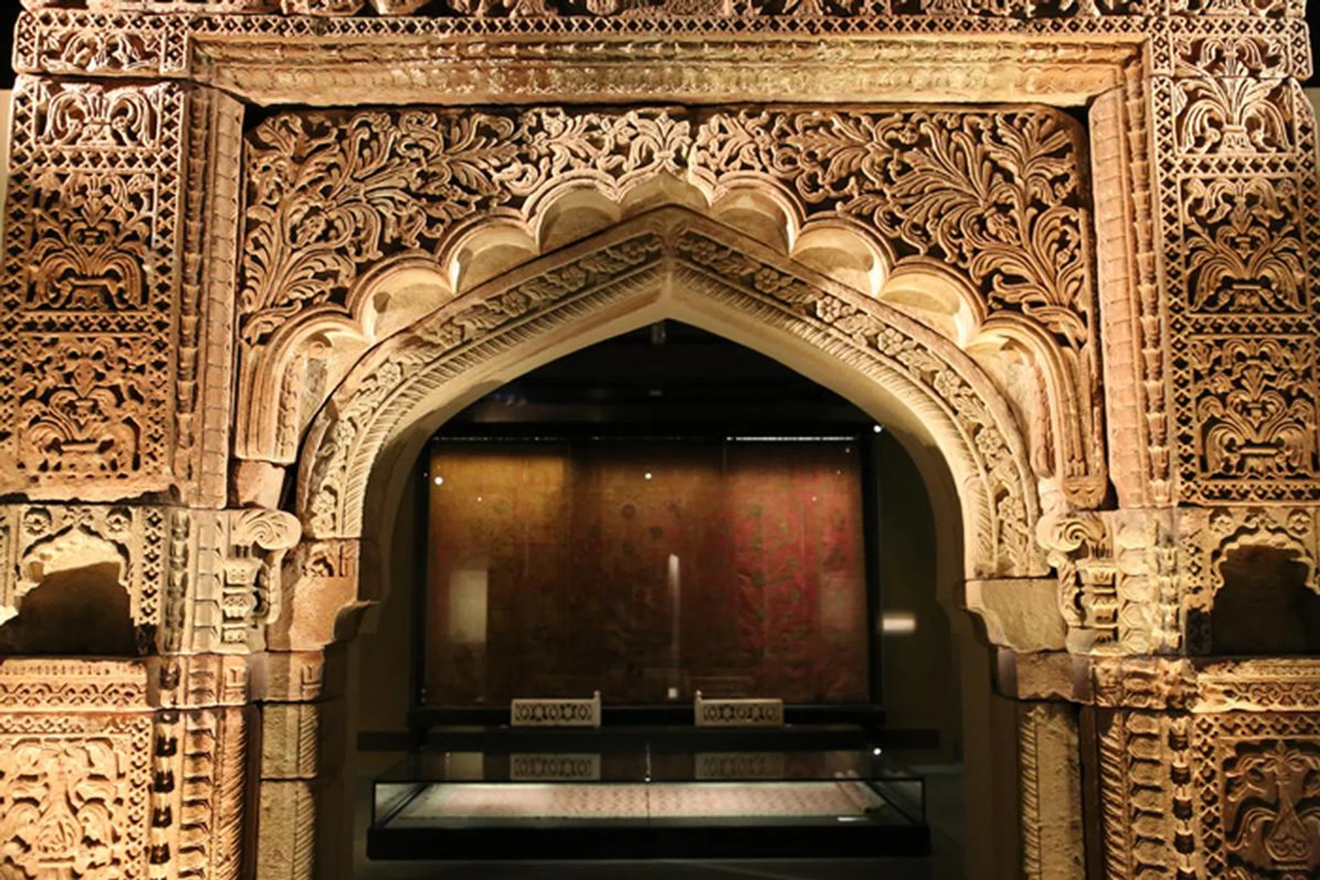 f/4 at 1/40 sec, 1/40 sec, ISO 8000.