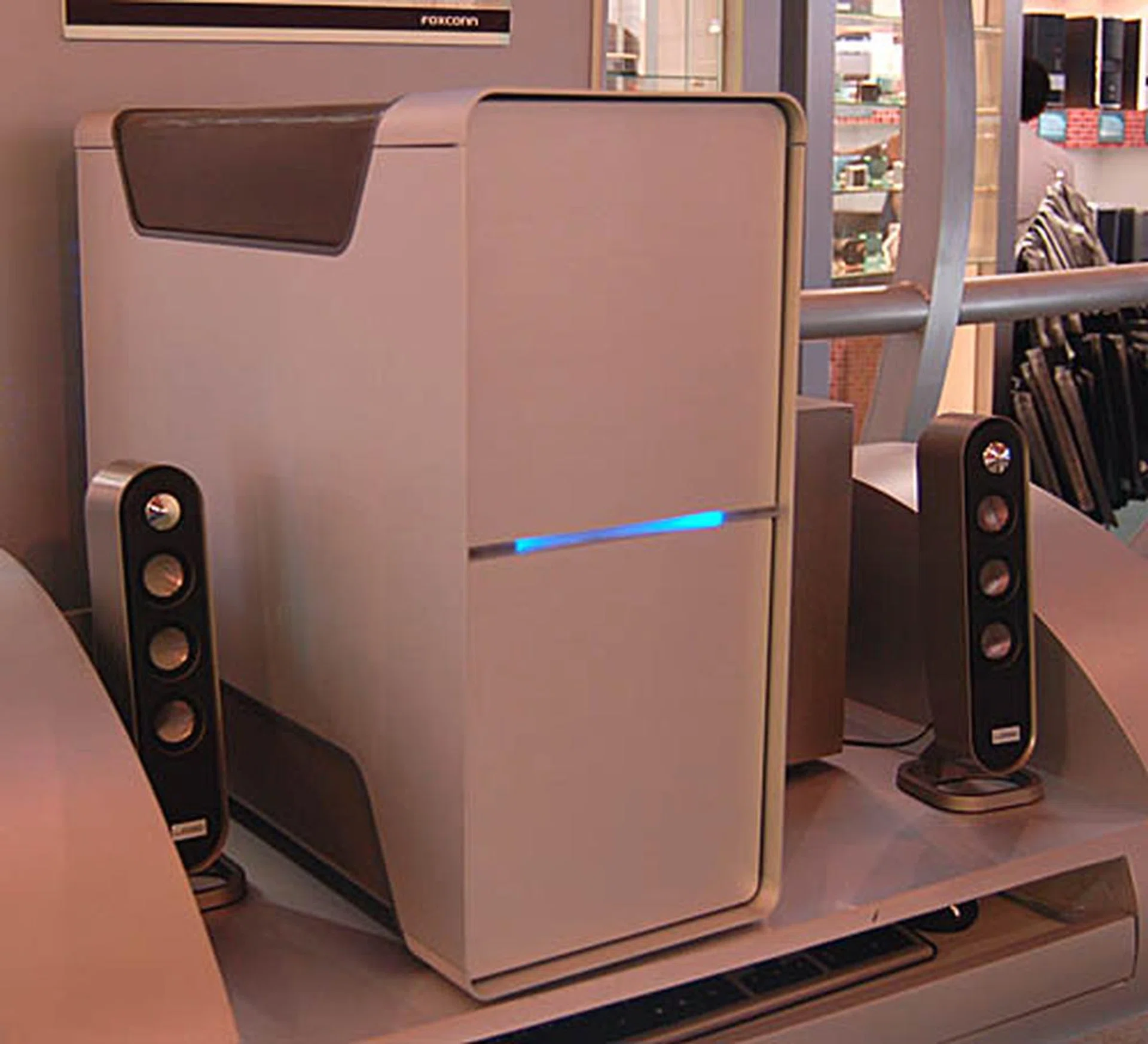  The ordinary looking chassis housing the powerful system running the Lost Planet demo. We were rather surprised that Foxconn has gone for a closed chassis demonstration instead of showing off its brand-new innards.  