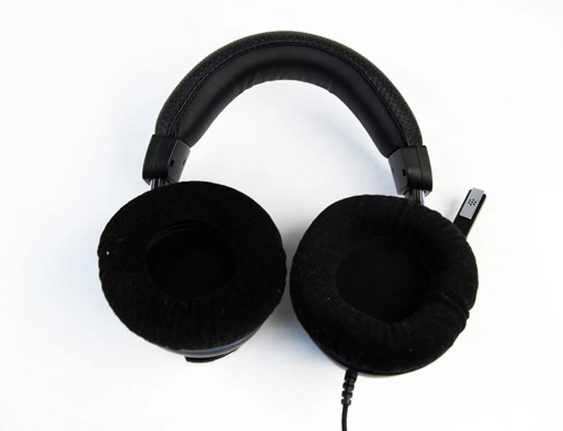 Velvet cushioning covers the 40mm drivers which provide sound for the Corsair Vengeance 1500.
