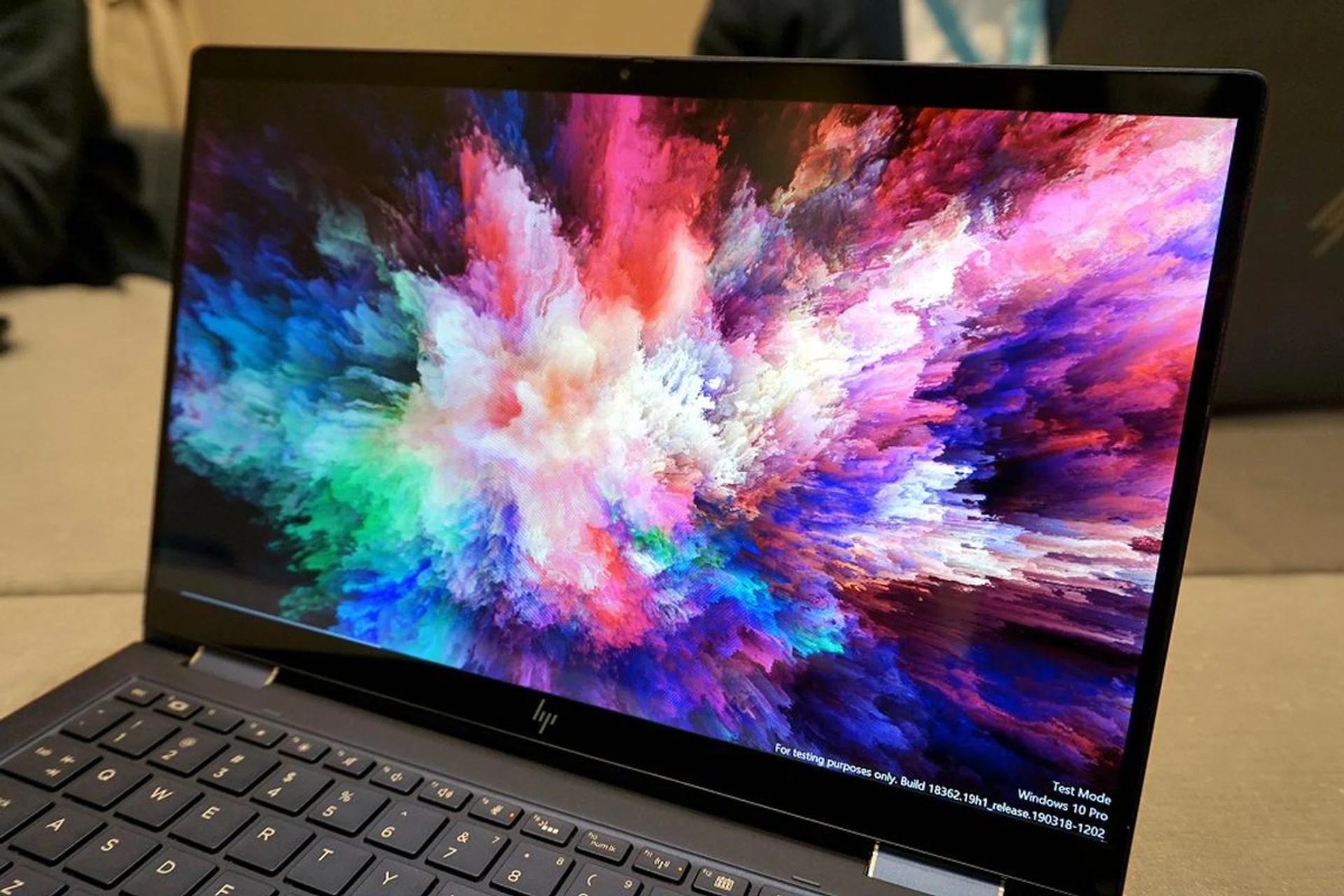 Sportig ultra-thin bezels, the Elite Dragonfly offers a very pleasing modern-looking 13.3-inch screen that can challenge some clamshell notebooks boasting thin screen bezels, even though it is a covertible notebook.