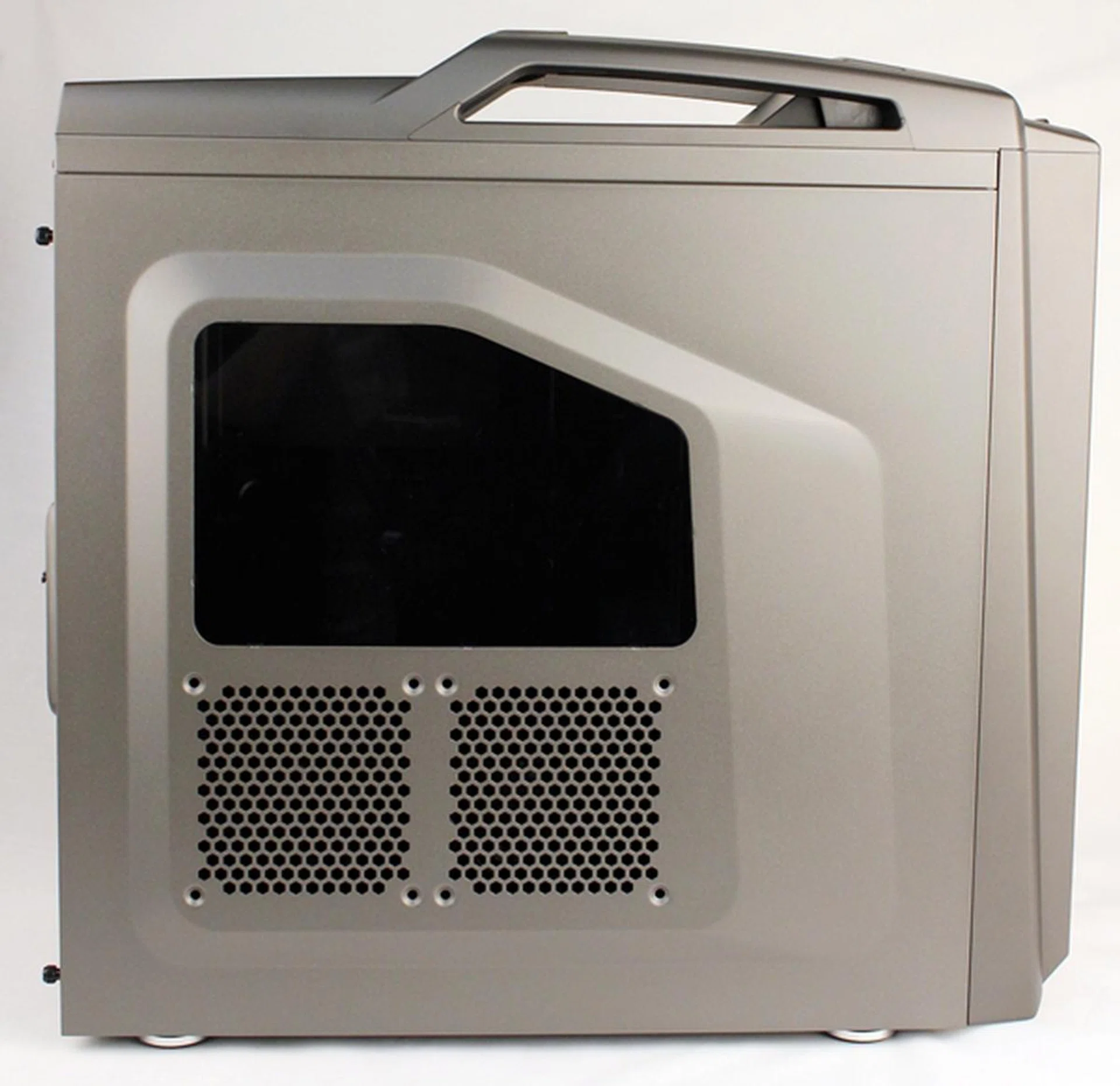 From the side, we can see the one of the carrying bars that tapers to the front of the chassis. The side window is tinted and below it are options to mount up to two 120mm cooling fans.