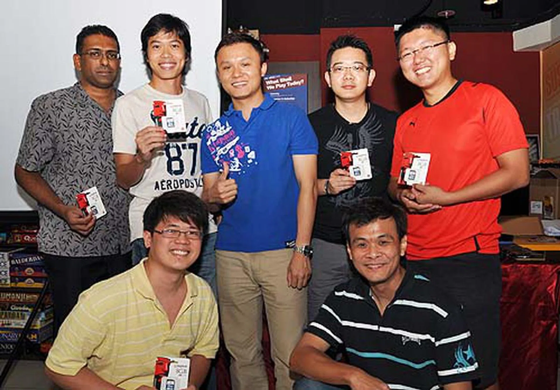 Lastly, our winners from Kingston's Challenge Your Memory game for an 8GB SDHC Kingston memory card posing with Mr Kai Wang.