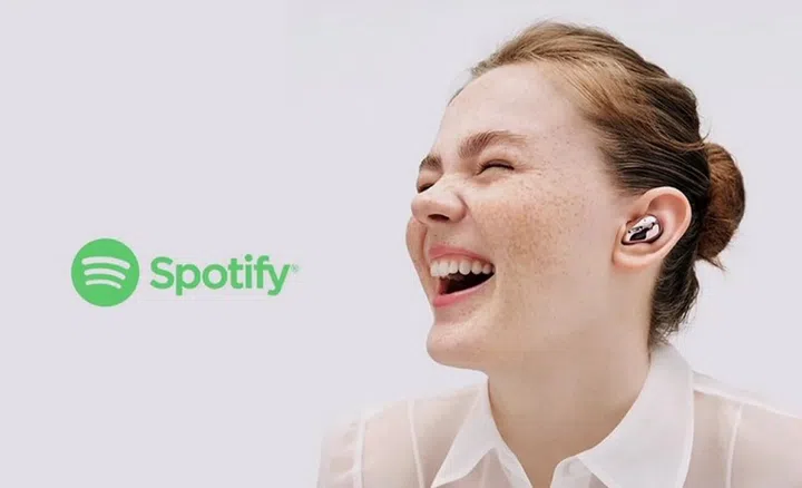 Touch and hold, and Spotify plays! Galaxy Buds Live’s Spotify integration lets you assign a shortcut on your phone via the Galaxy Wearables app's touchpad settings. Touch and hold for one second and Spotify begins playing!