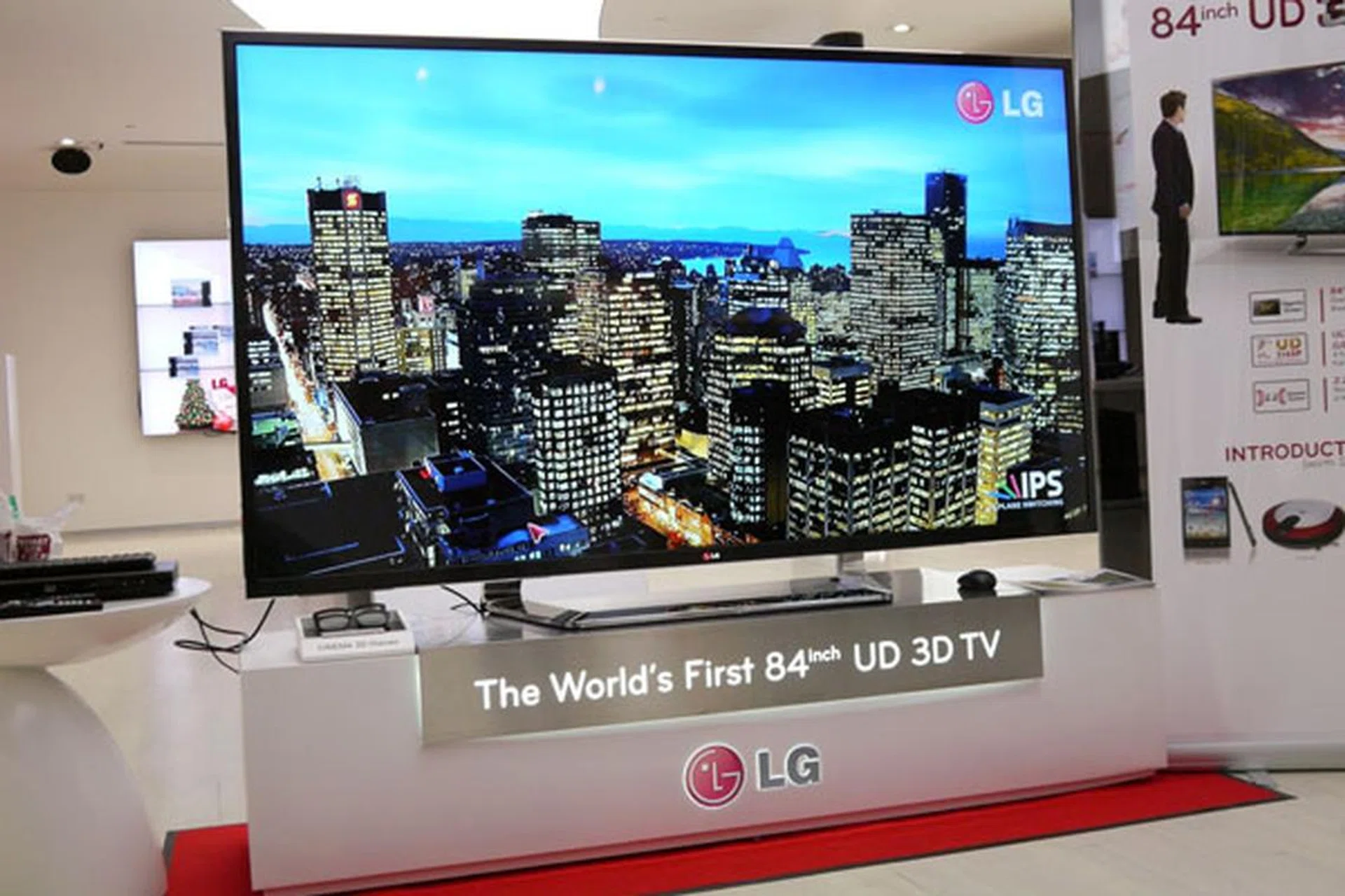 LG's stylish 4K display with its massive 84-inch screen is quite a sight to behold. Unfortunately, it does not share the smaller 55-inch LM9600's direct LED backlighting feature.  