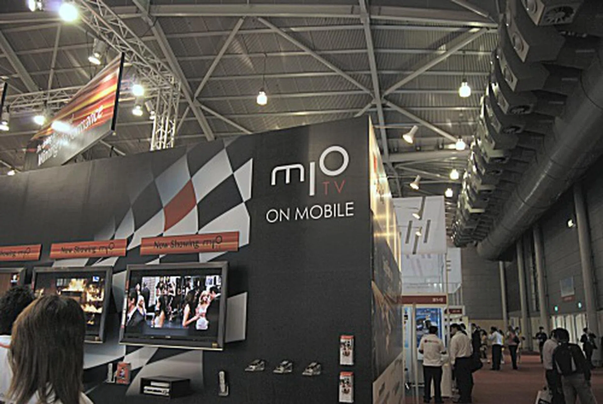  Singtel's Mio TV on Mobile offerings look set to bring mobile entertainment right to your pockets, especially since they will be streaming real time content straight from their TV partners.  