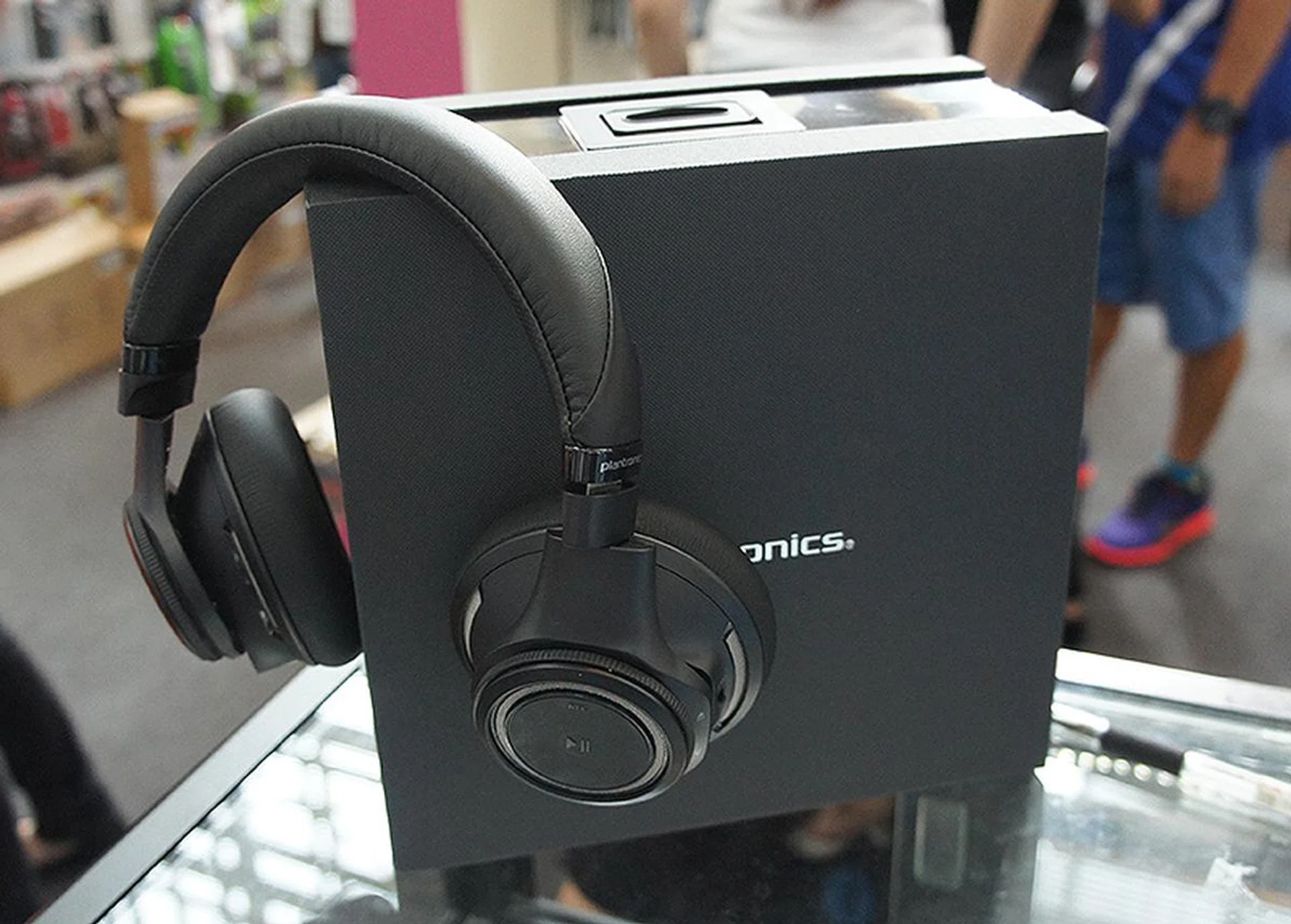 The Plantronics BackBeat Sense is a wireless Bluetooth headphone that has a special feature that allows it to automatically play or stop music when they are being put on or removed. It offers a battery life of up to 18 hours and has a convenient fold-flat design for easy storage and portability. It is going for $249 (U.P.: $279) and will come with a free Plantronics stereo Bluetooth adapter.