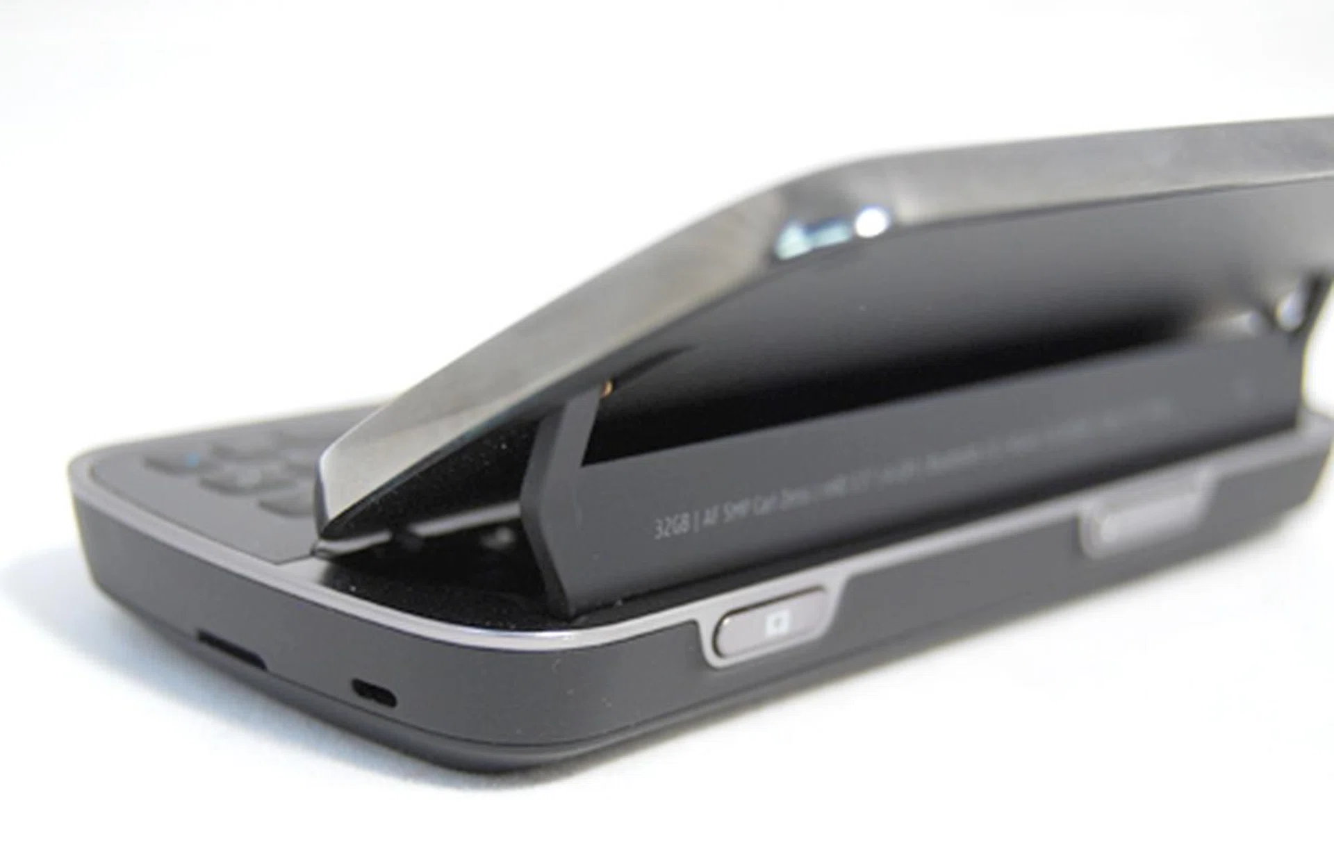 The display screen is supported by a single hinge piece, which does have a firm grip and is easy to slide too. However, be cautious, as it is still a plastic piece and it could break if you apply unnecessary force to it.